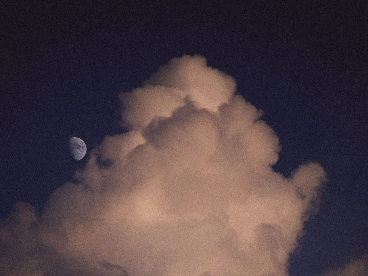 Handy-Wallpaper Clouds, Landschaft, Sky, Mond kostenlos herunterladen.