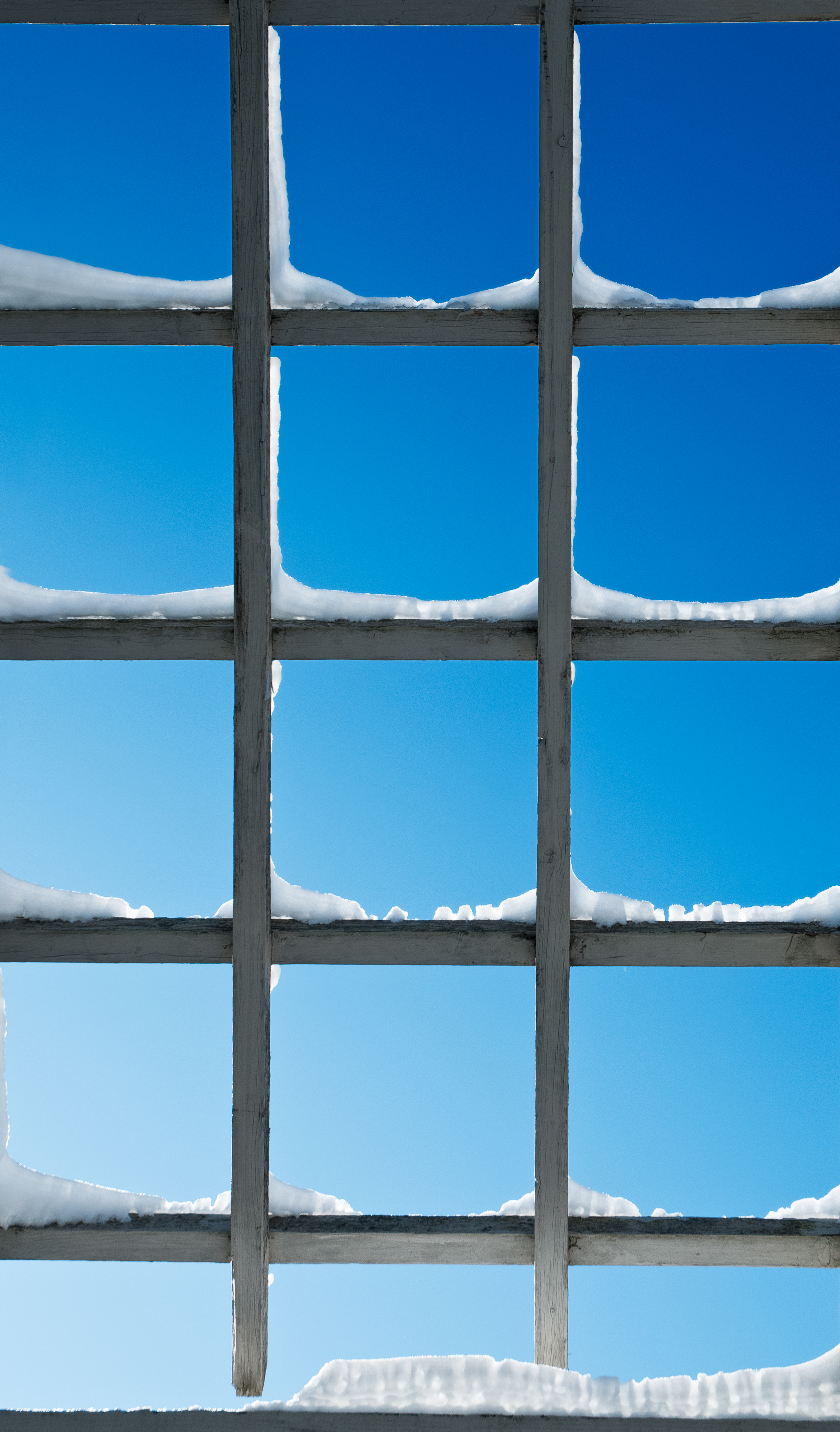 96445 завантажити шпалери небо, сніг, мінімалізм, вікно, решітка, решітці - заставки і картинки безкоштовно