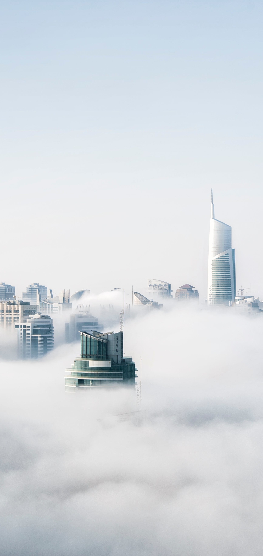 Baixar papel de parede para celular de Cidades, Cidade, Arranha Céu, Prédio, Névoa, Dubai, Construção, Feito Pelo Homem, Neblina gratuito.