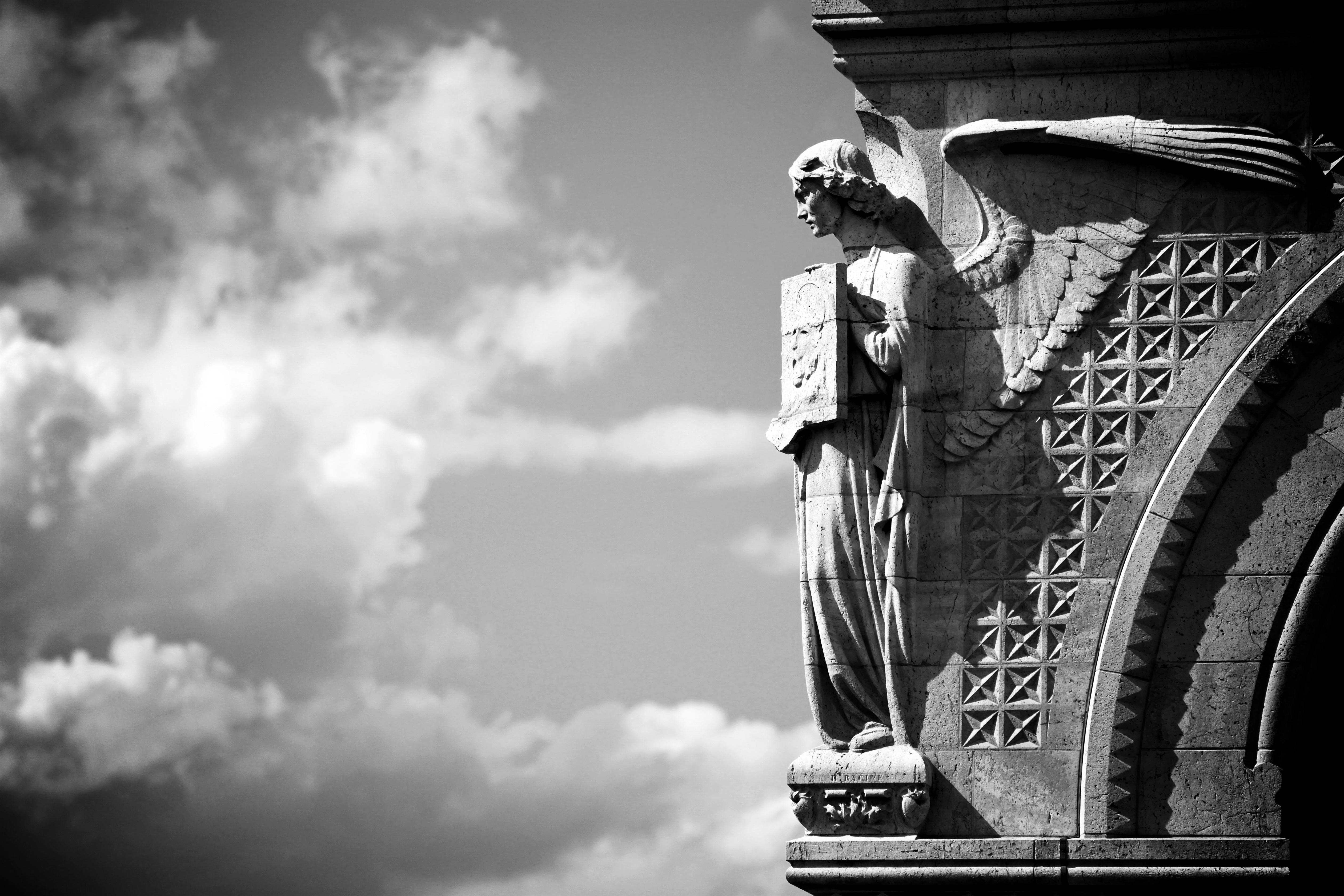 Descarga gratuita de fondo de pantalla para móvil de Monocromo, Estatua, Blanco Y Negro, Hecho Por El Hombre, Estatua De Ángel.