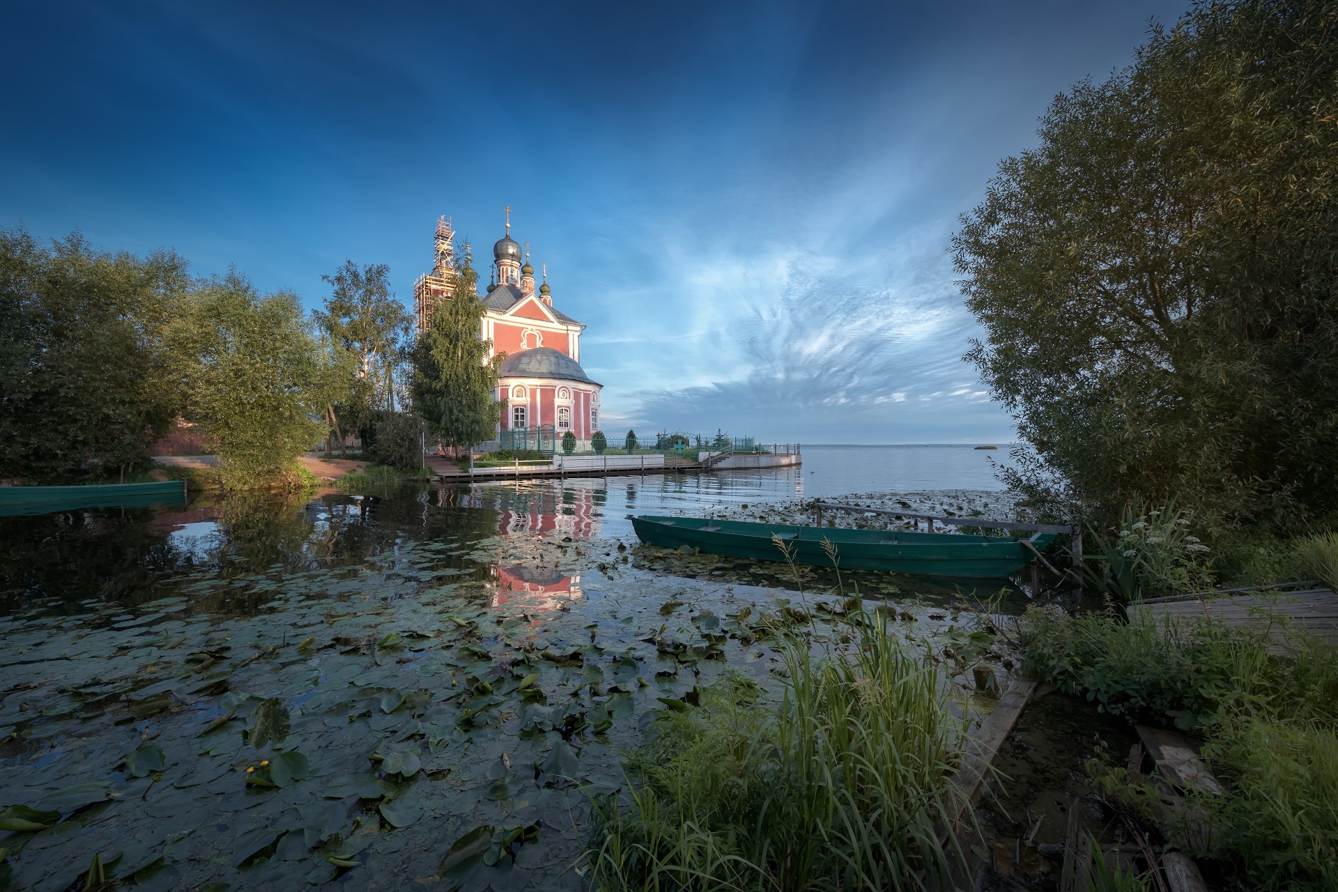 Скачать картинку Река, Озеро, Утро, Лодка, Церковь, Ландшафт, Церкви, Религиозные в телефон бесплатно.