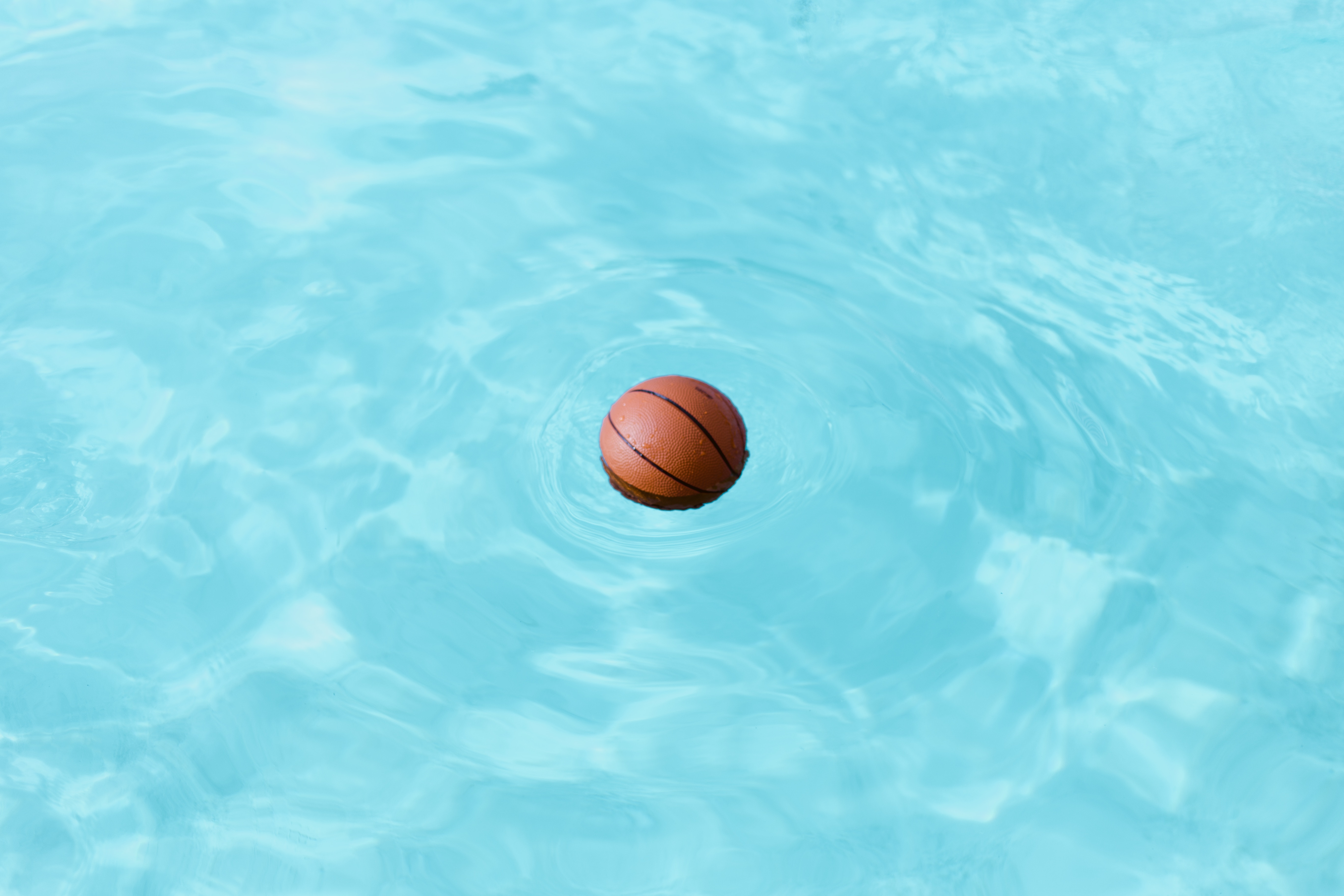 123580 скачать картинку баскетбольный мяч, спорт, вода, мокрый, плавать, мяч - обои и заставки бесплатно