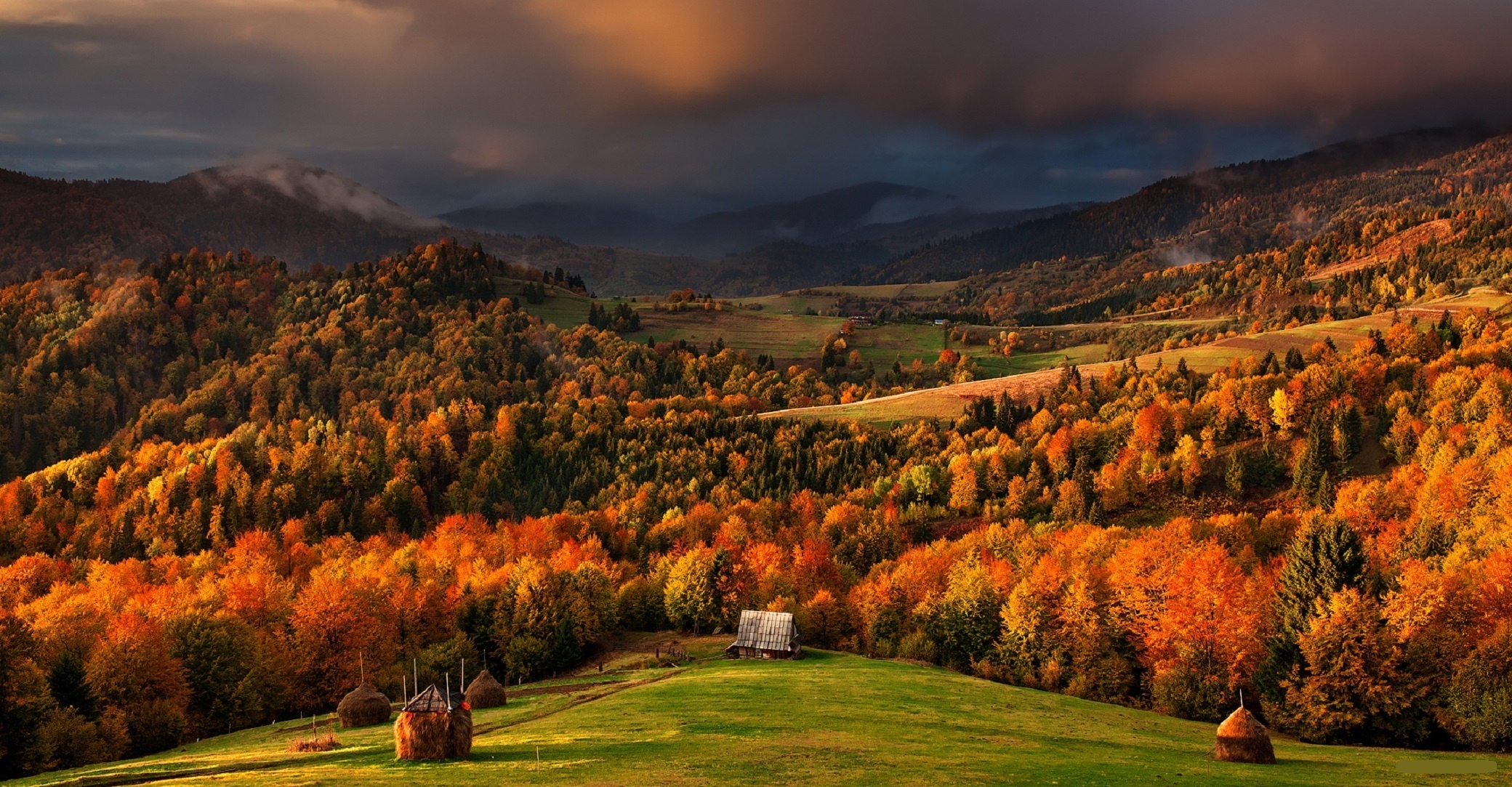 Handy-Wallpaper Landschaft, Herbst, Wald, Baum, Haus, Gebirge, Fotografie kostenlos herunterladen.
