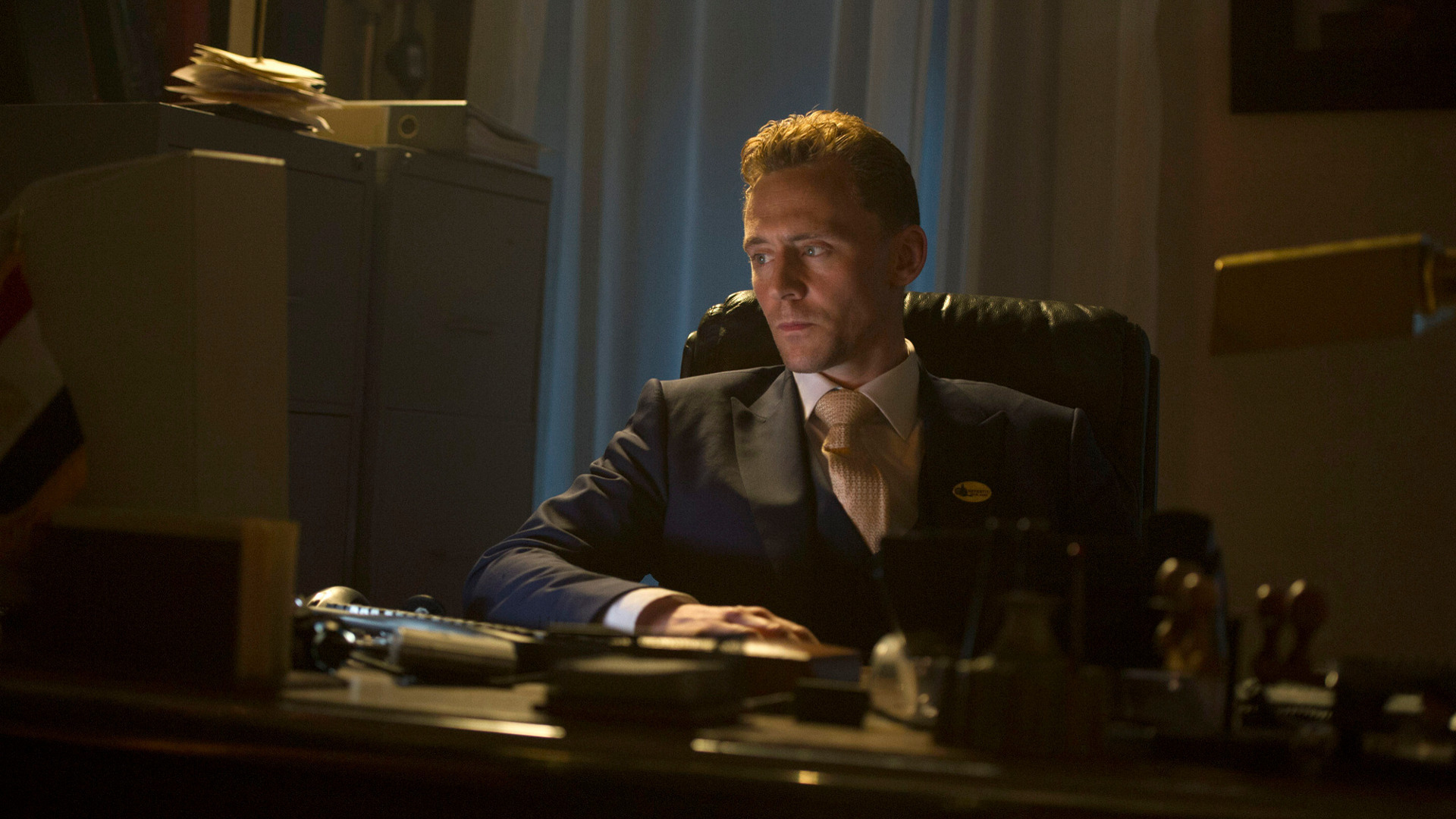 Laden Sie das Fernsehserien, Tom Hiddleston, The Night Manager-Bild kostenlos auf Ihren PC-Desktop herunter