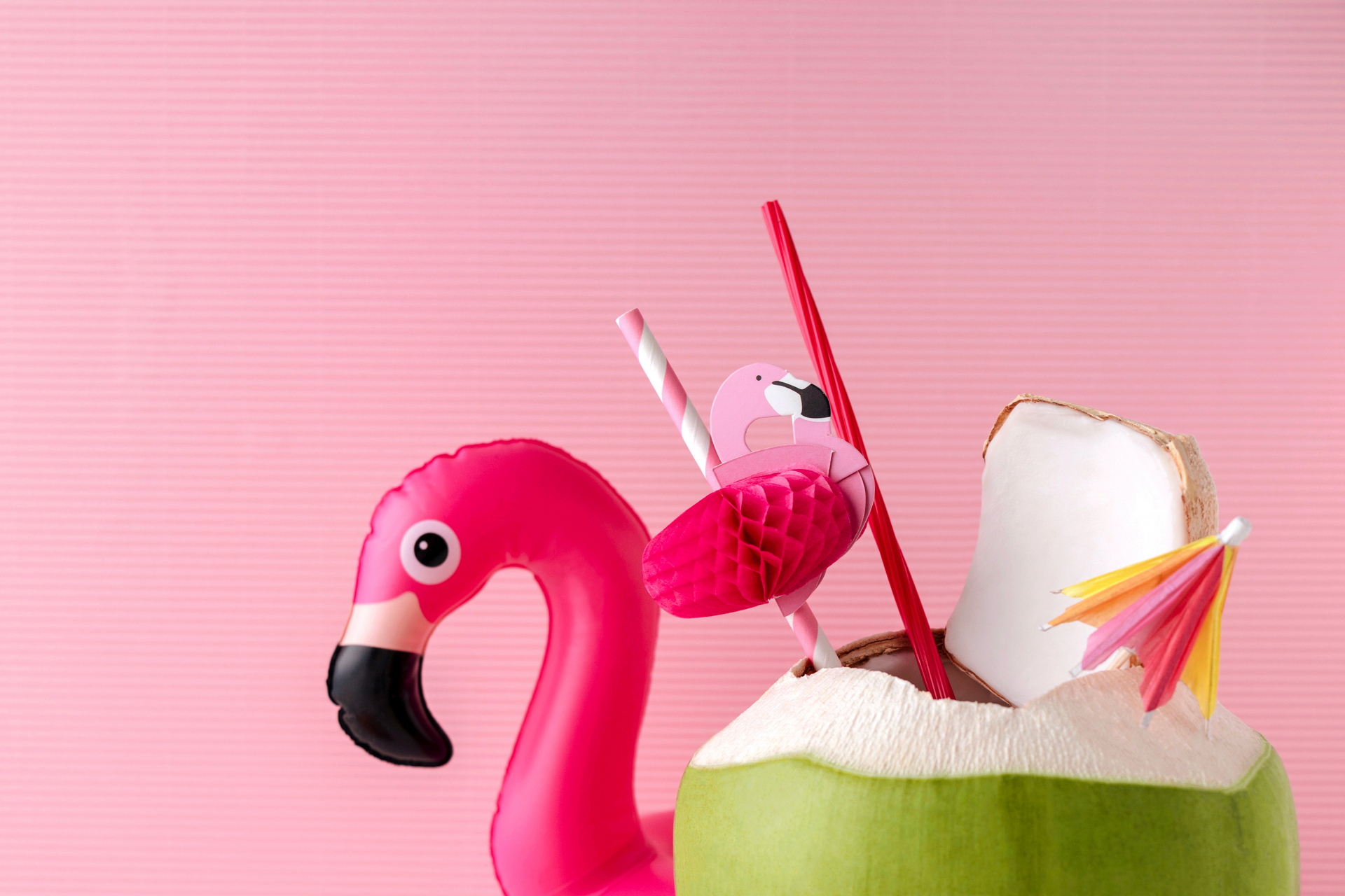Handy-Wallpaper Flamingo, Kokosnuss, Cocktail, Nahrungsmittel kostenlos herunterladen.