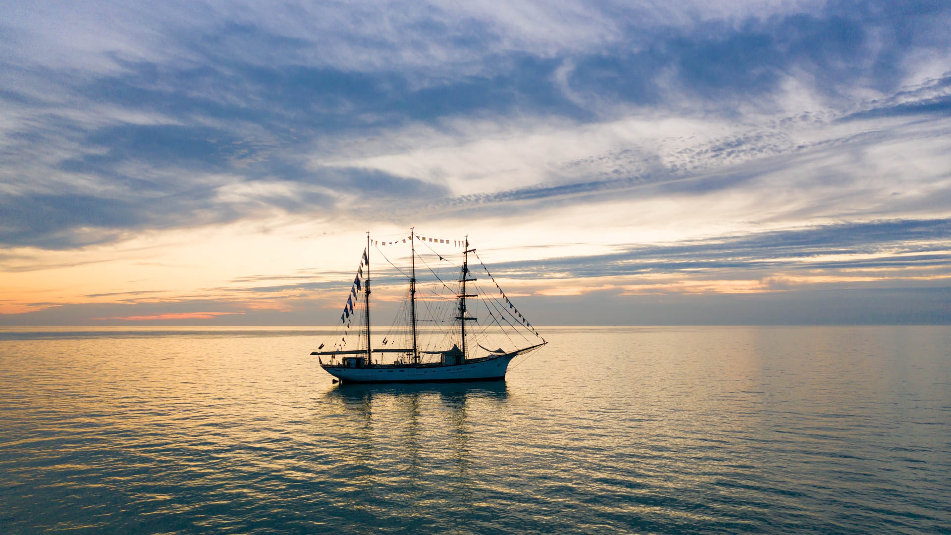 Handy-Wallpaper Segelboot, Meer, Himmel, Sonnenuntergang, Fahrzeuge kostenlos herunterladen.