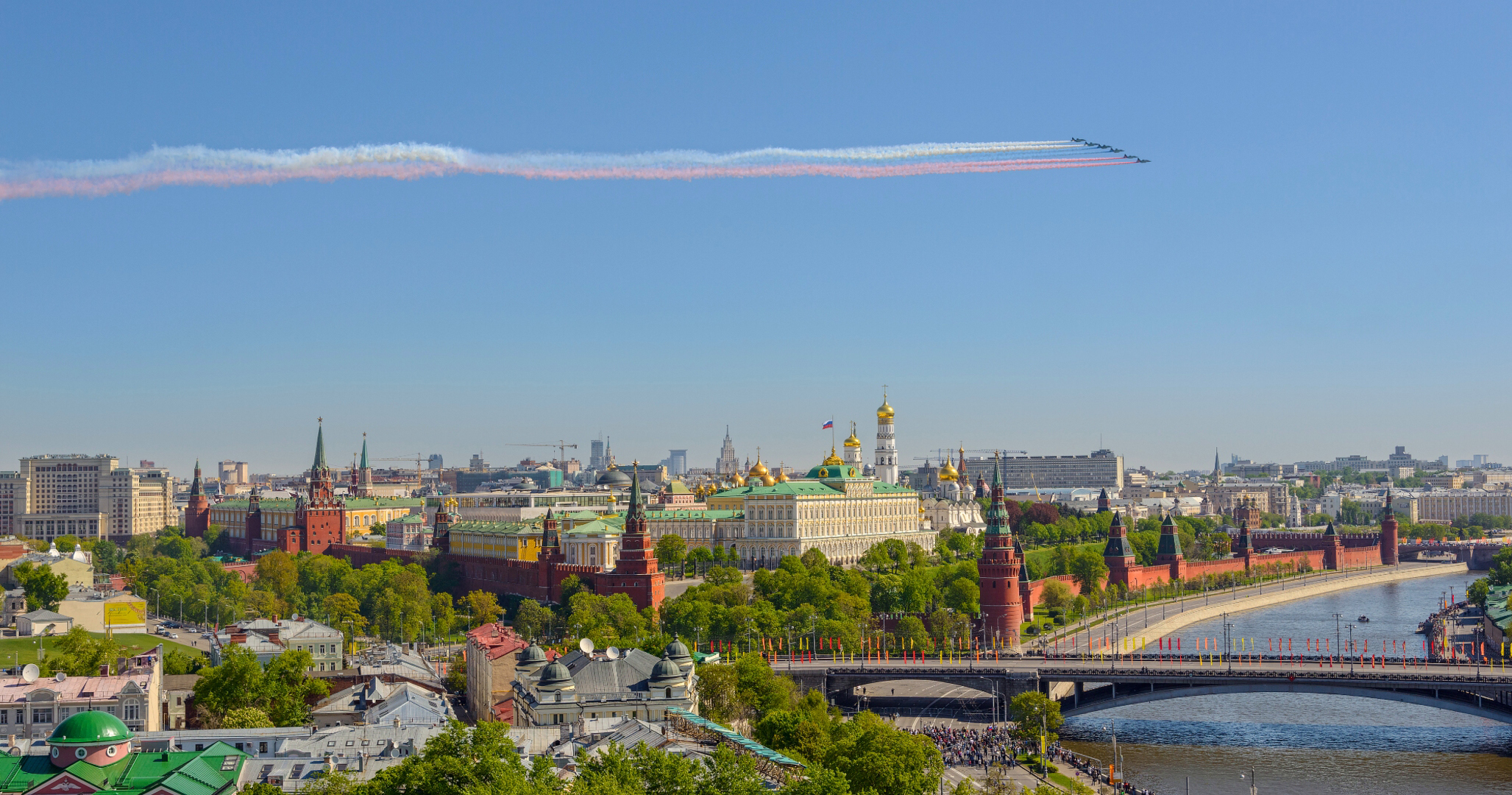 Handy-Wallpaper Moskau, Gebäude, Fluss, Russland, Rauch, Militär, Himmel, Flugschau, Großstadt, Militärflugzeug kostenlos herunterladen.
