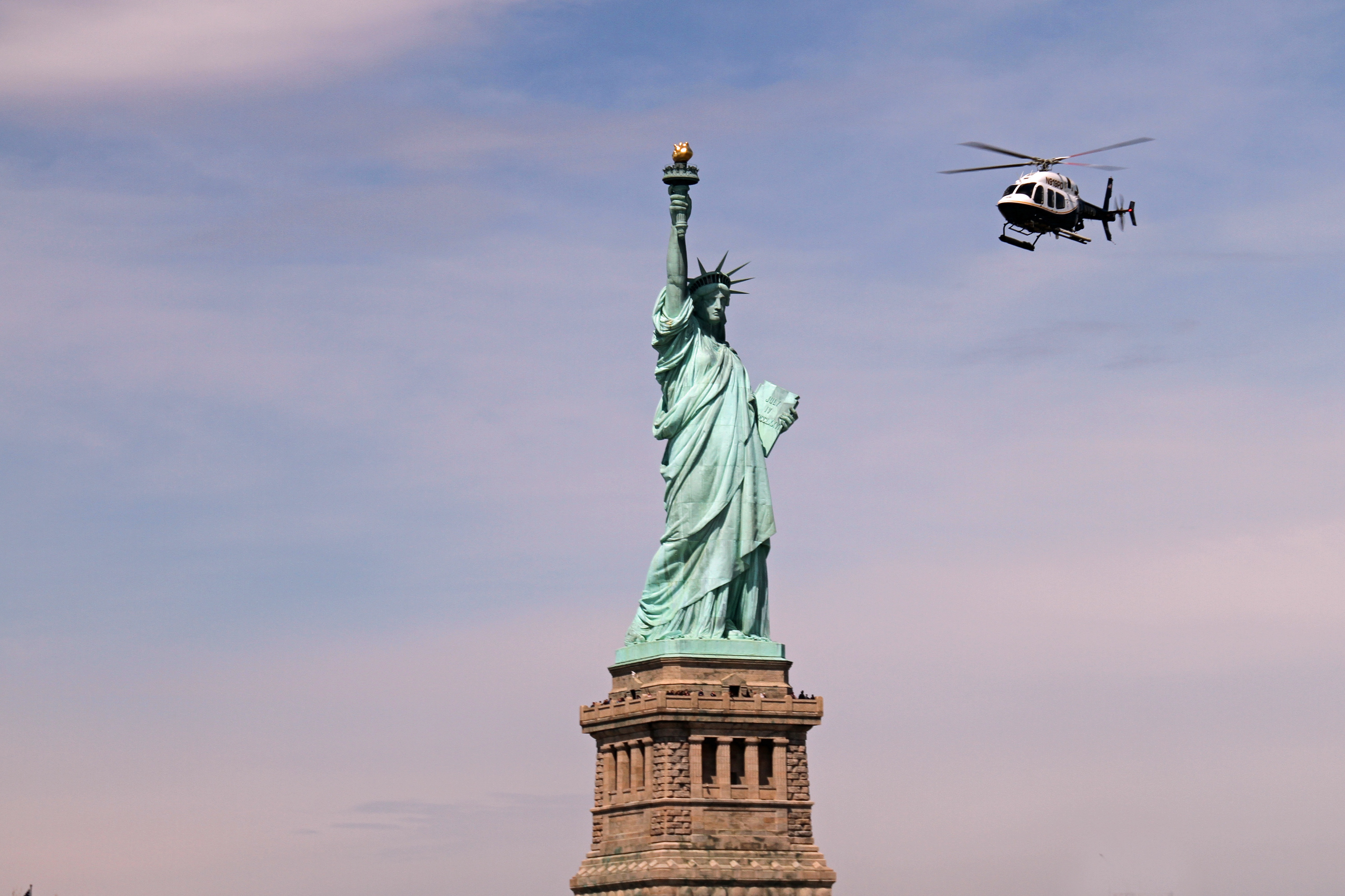 Скачать обои бесплатно Статуя Свободы, Сша, Нью Йорк, Памятник, Вертолёт, Сделано Человеком картинка на рабочий стол ПК