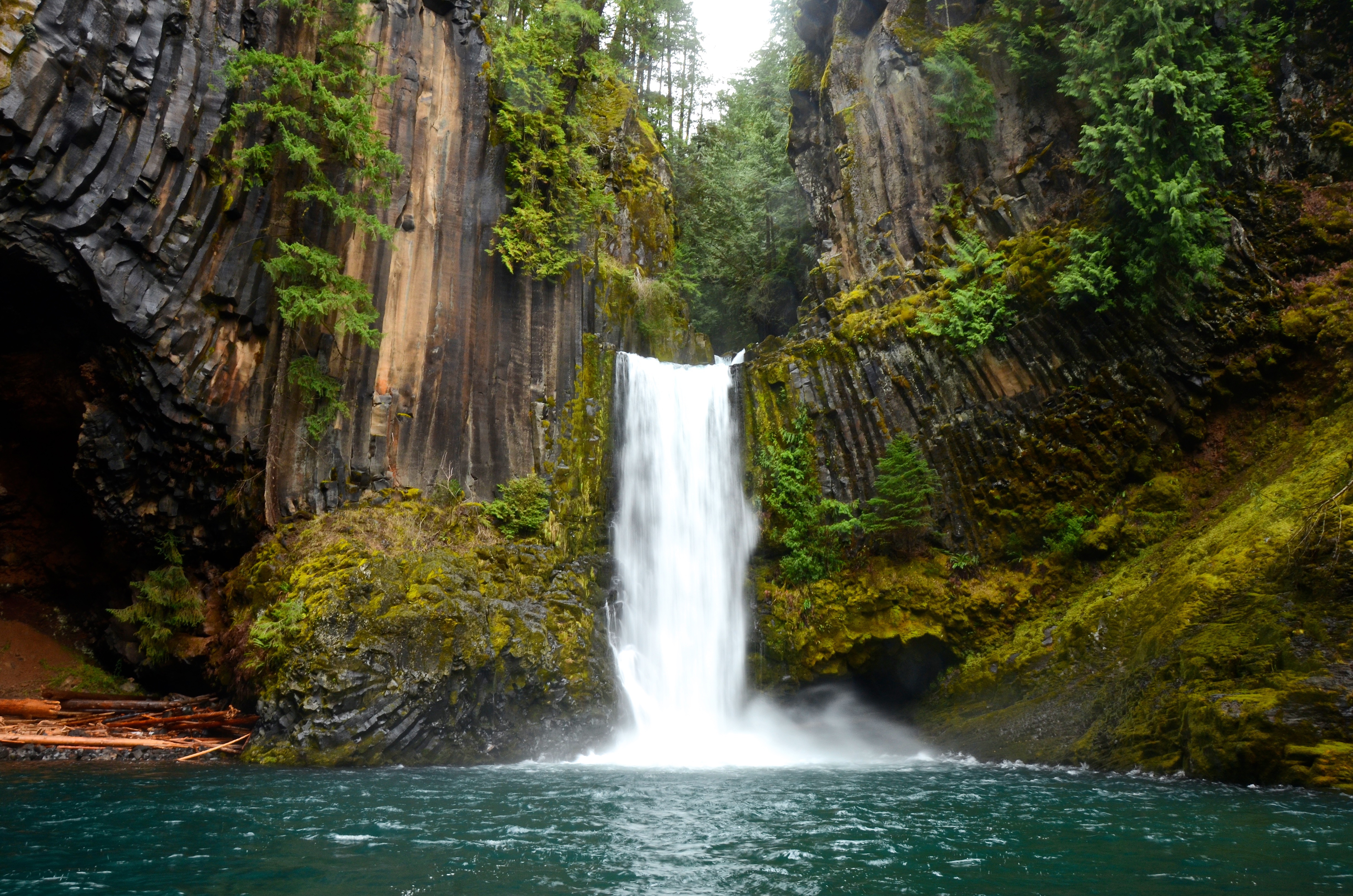 Handy-Wallpaper Wasserfälle, Wasserfall, Klippe, Erde/natur kostenlos herunterladen.