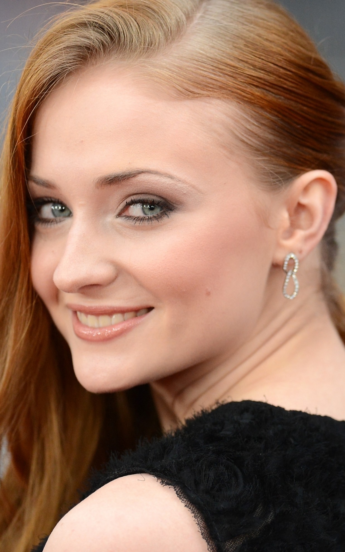 Handy-Wallpaper Lächeln, Rothaarige, Gesicht, Blaue Augen, Amerikanisch, Berühmtheiten, Darstellerin, Sophie Turner kostenlos herunterladen.