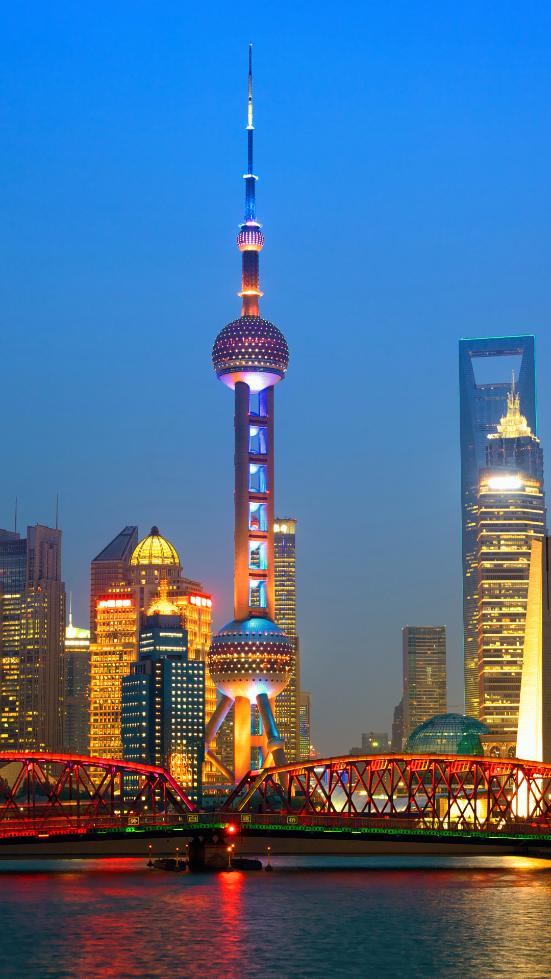 Handy-Wallpaper Städte, Wolkenkratzer, Gebäude, Licht, Fluss, Brücke, China, Nacht, Menschengemacht, Schanghai kostenlos herunterladen.