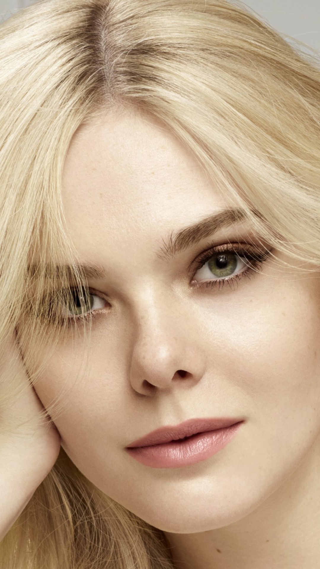 Download mobile wallpaper Blonde, Face, Green Eyes, American, Celebrity, Actress, Elle Fanning for free.