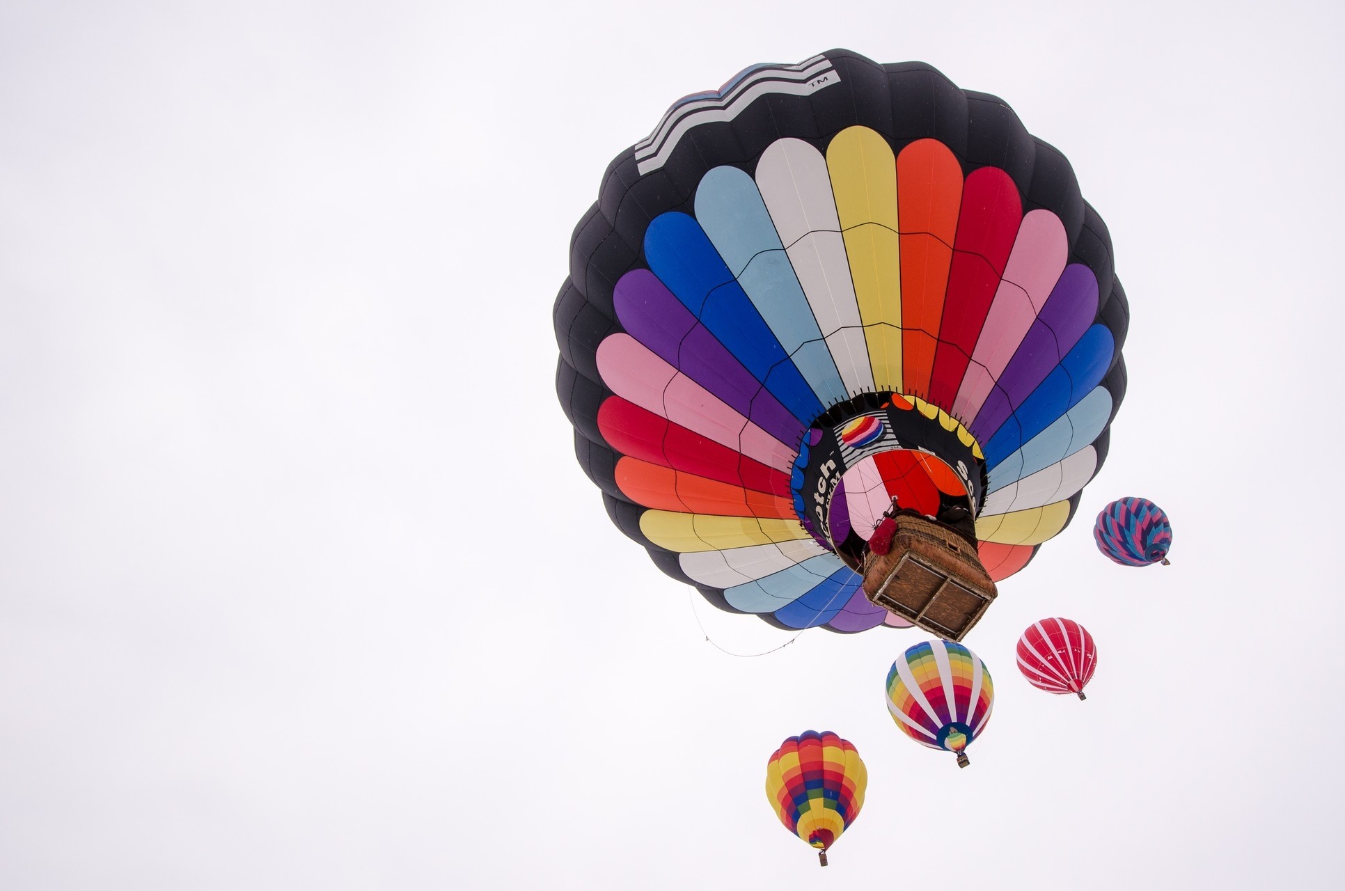 154524 скачать картинку аэростат, небо, разное, разноцветный, полет, воздушный шар - обои и заставки бесплатно