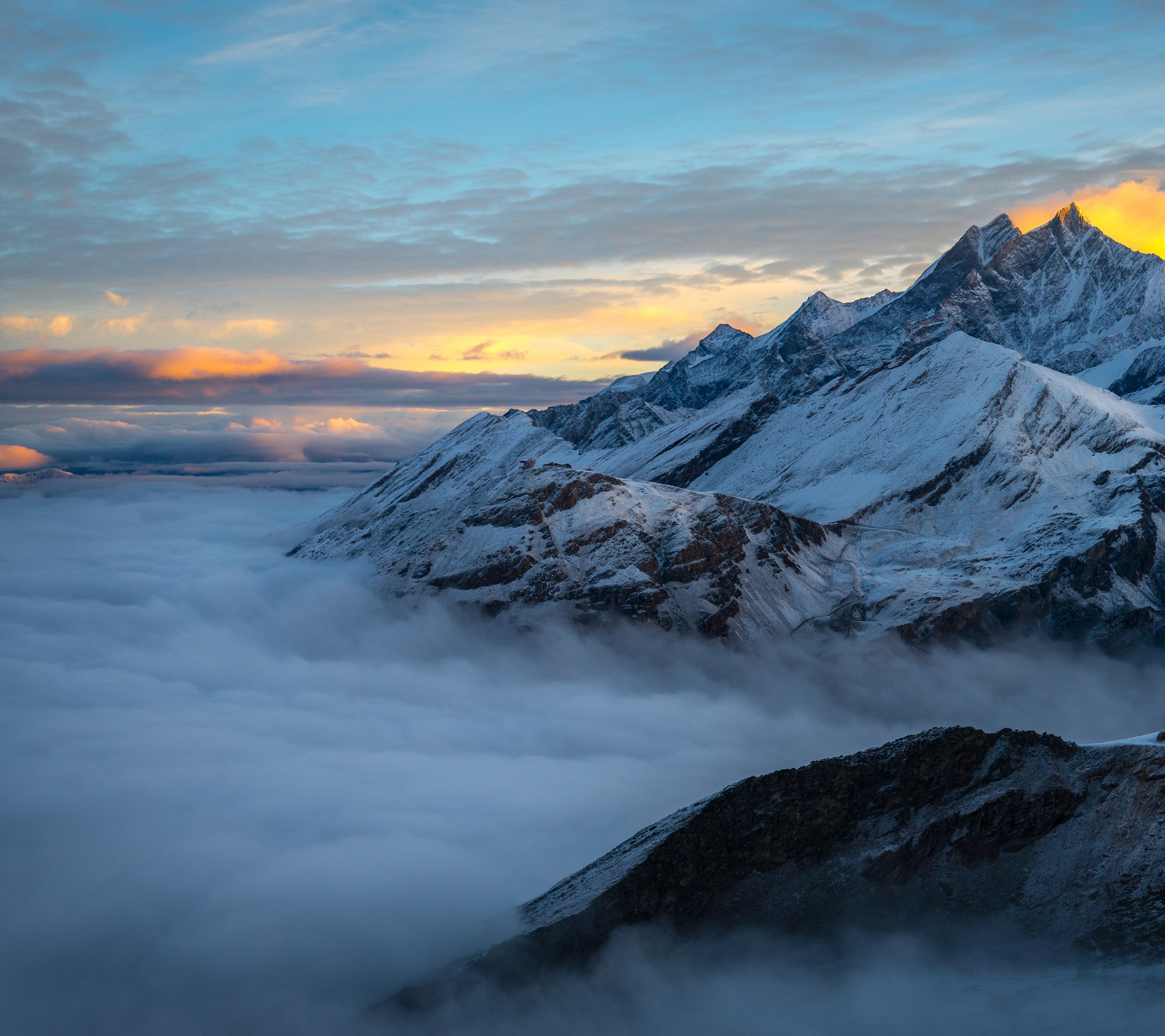 Handy-Wallpaper Landschaft, Gipfel, Nebel, Alpen, Schweiz, Himmel, Berge, Erde/natur kostenlos herunterladen.
