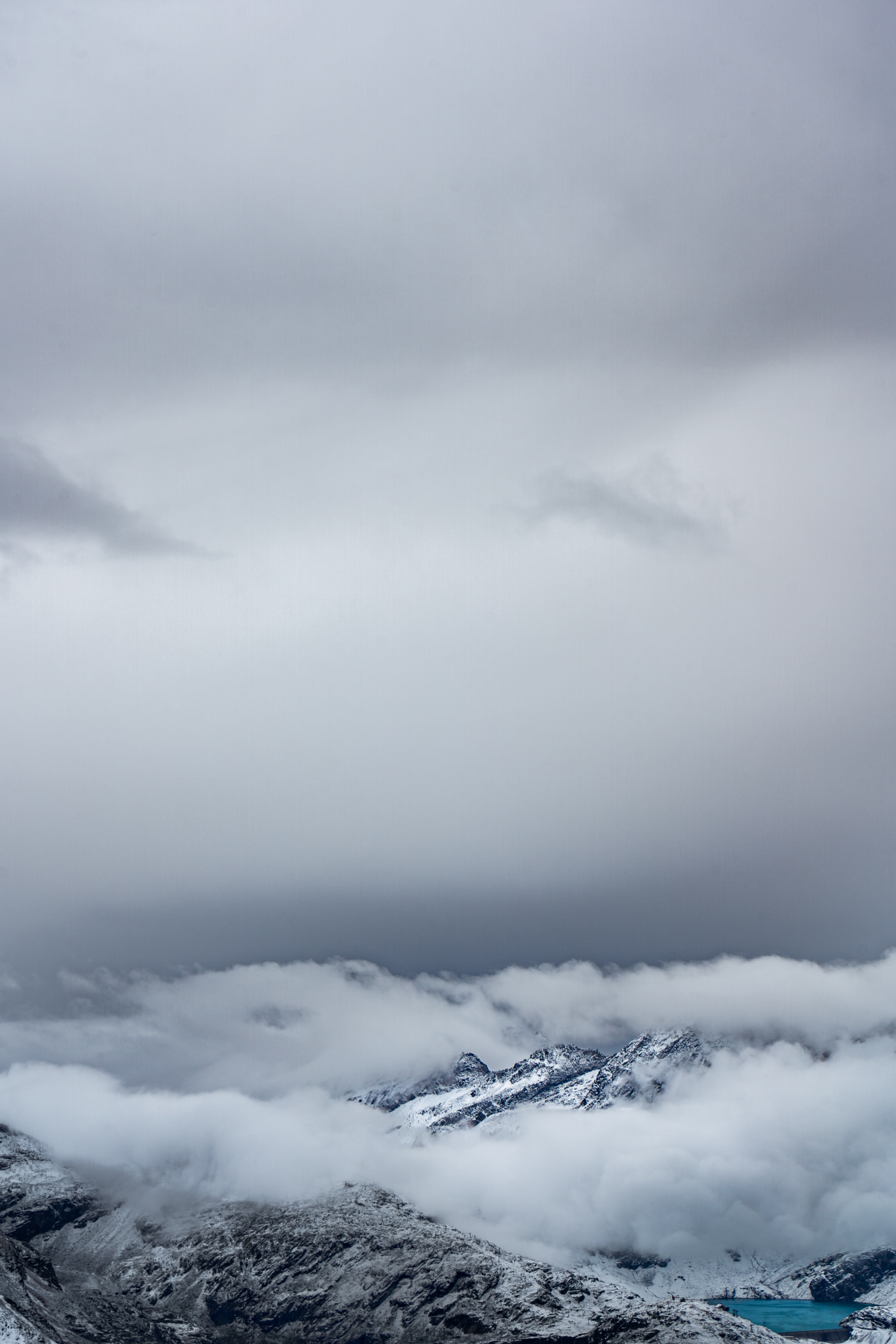 Скачать картинку Вершина, Горы, Природа, Облака, Туман, Небо в телефон бесплатно.