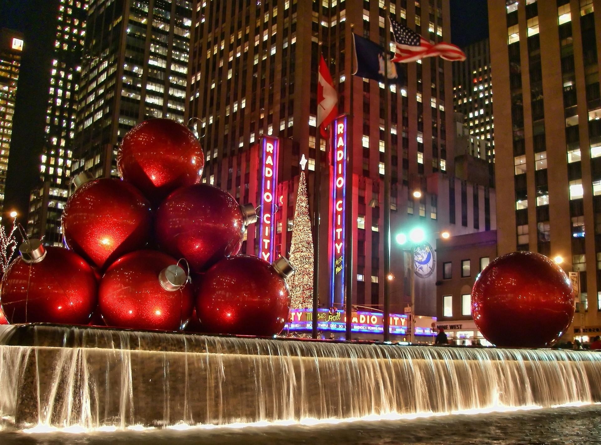 71840 descargar imagen decoraciones de navidad, vacaciones, noche, juguetes de árbol de navidad, pelotas, bolas, calle, fuente: fondos de pantalla y protectores de pantalla gratis