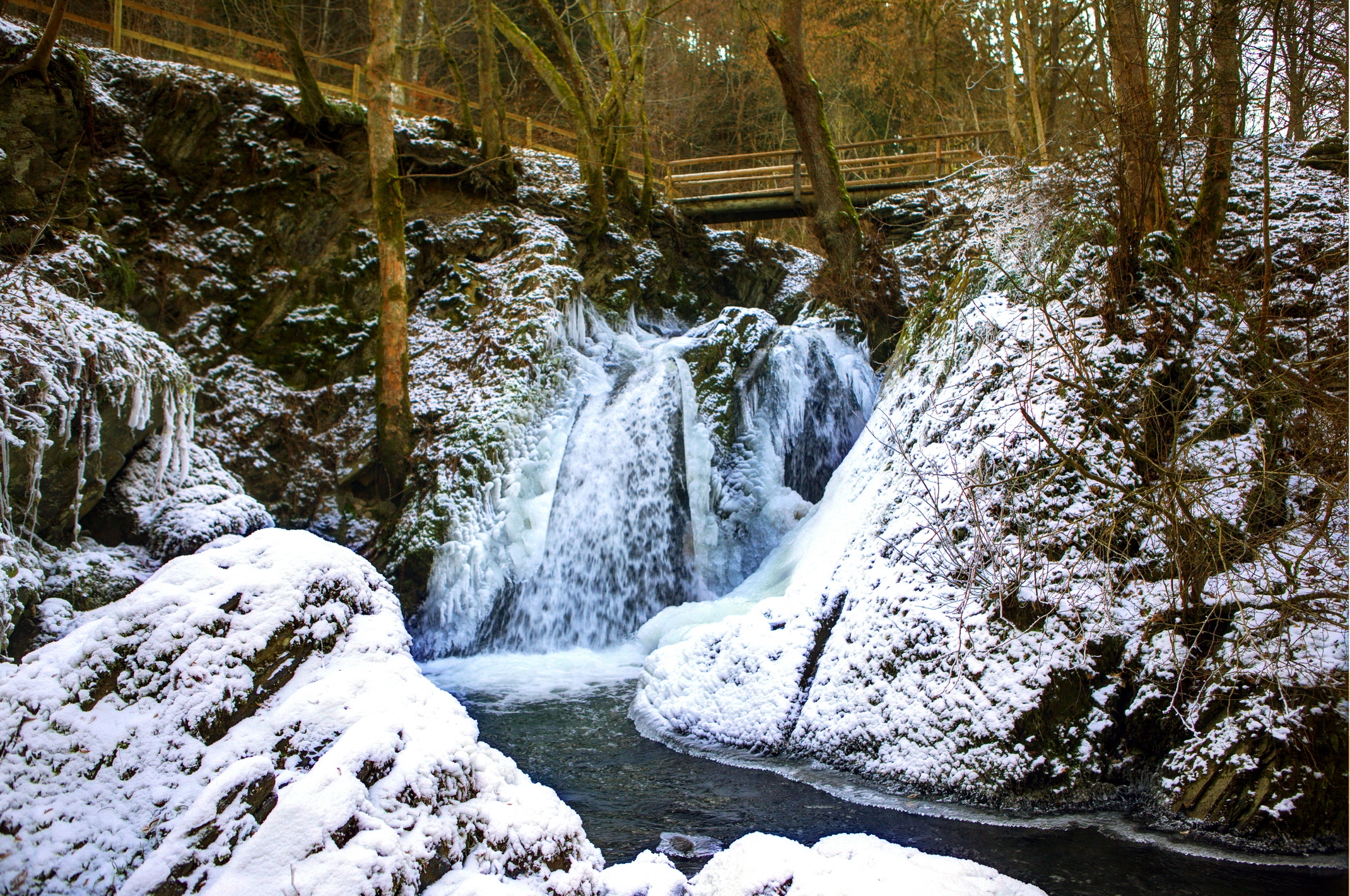 Téléchargez gratuitement l'image Nature, Forêt, Buchel, Neige, Pont, Cascade, Allemagne sur le bureau de votre PC