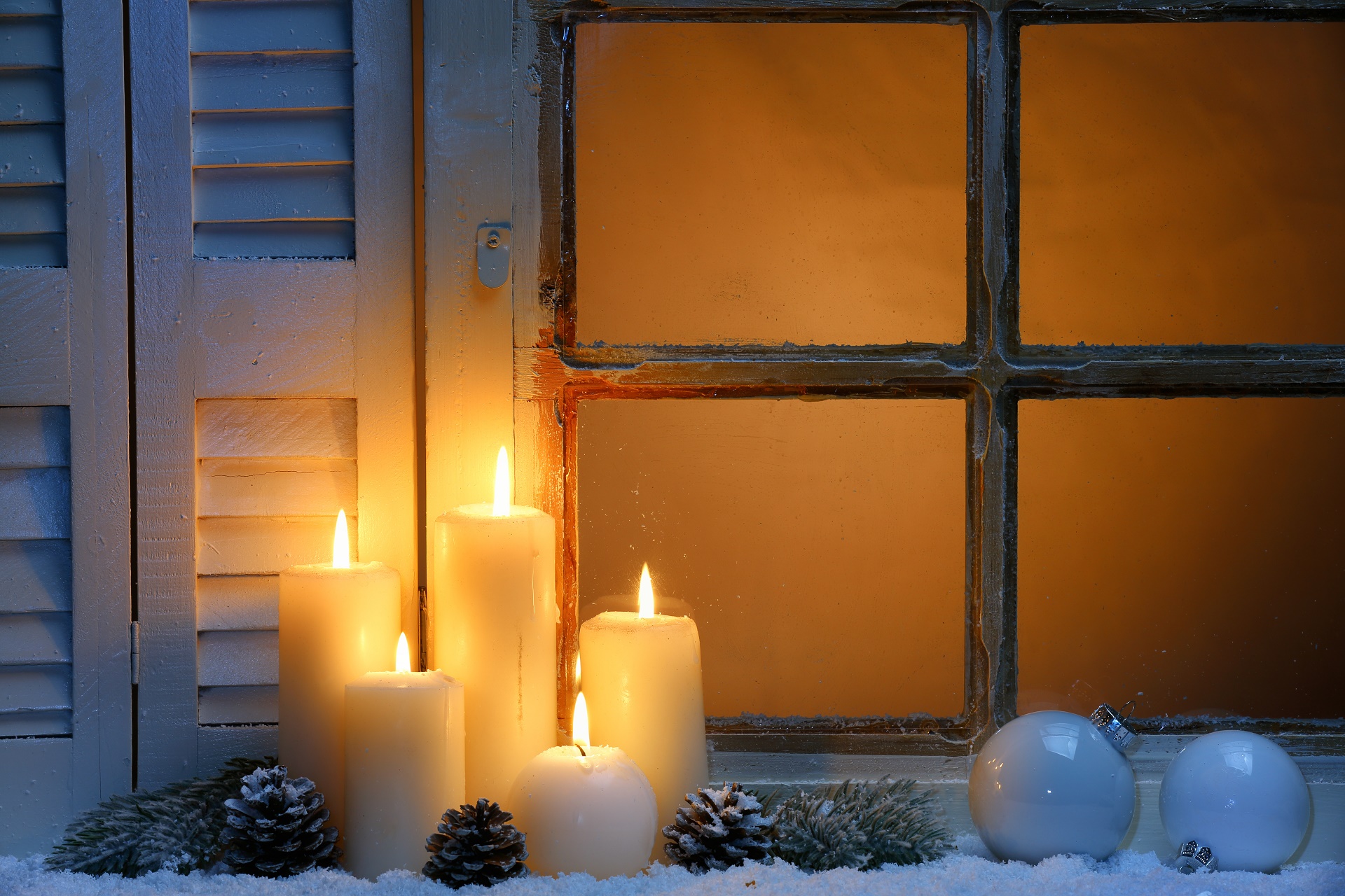 Handy-Wallpaper Feiertage, Weihnachten, Fenster, Weihnachtsschmuck, Kerze kostenlos herunterladen.