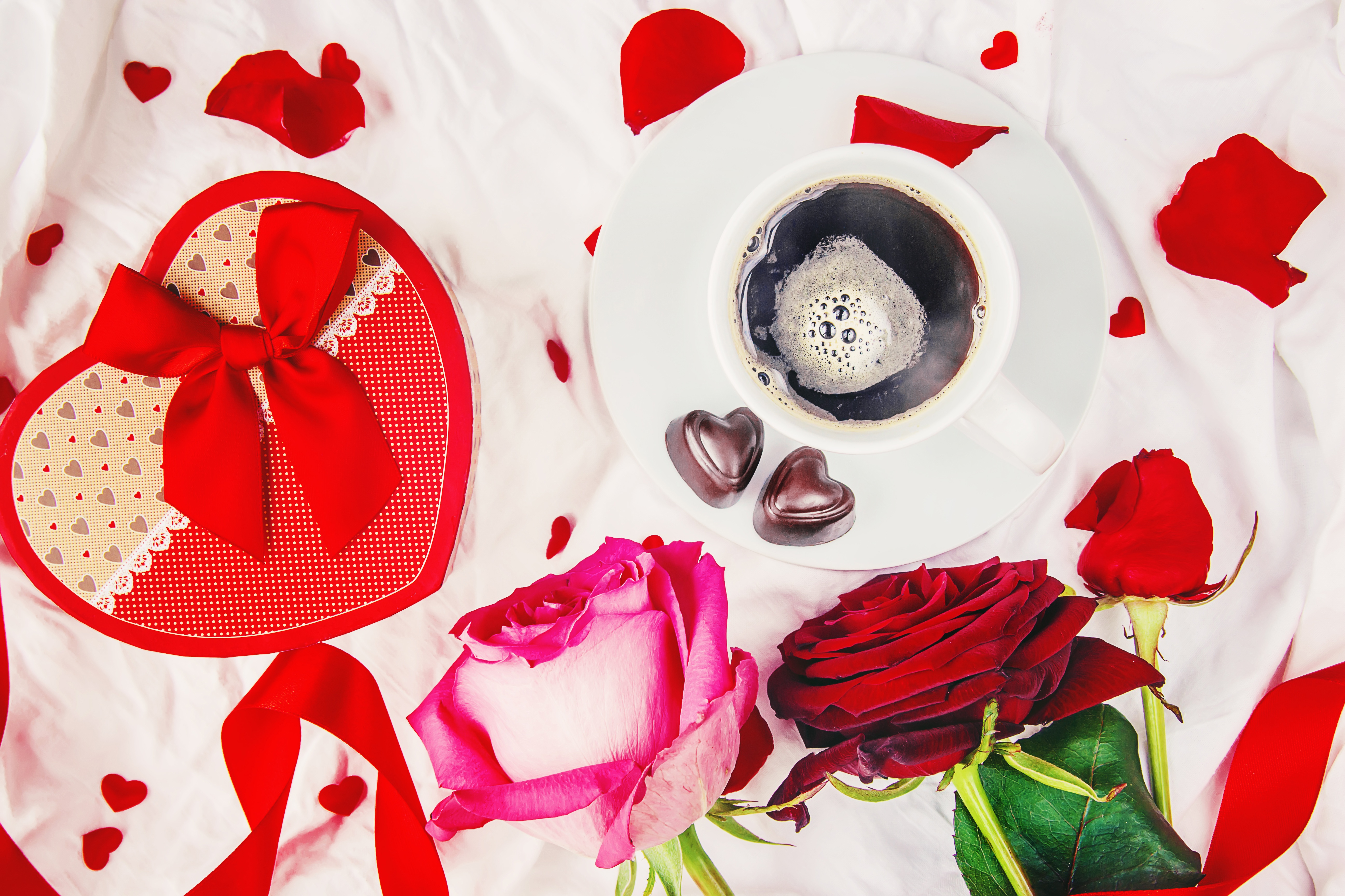Handy-Wallpaper Rose, Tasse, Geschenk, Nahrungsmittel, Getränk, Kaffee, Herzförmig kostenlos herunterladen.