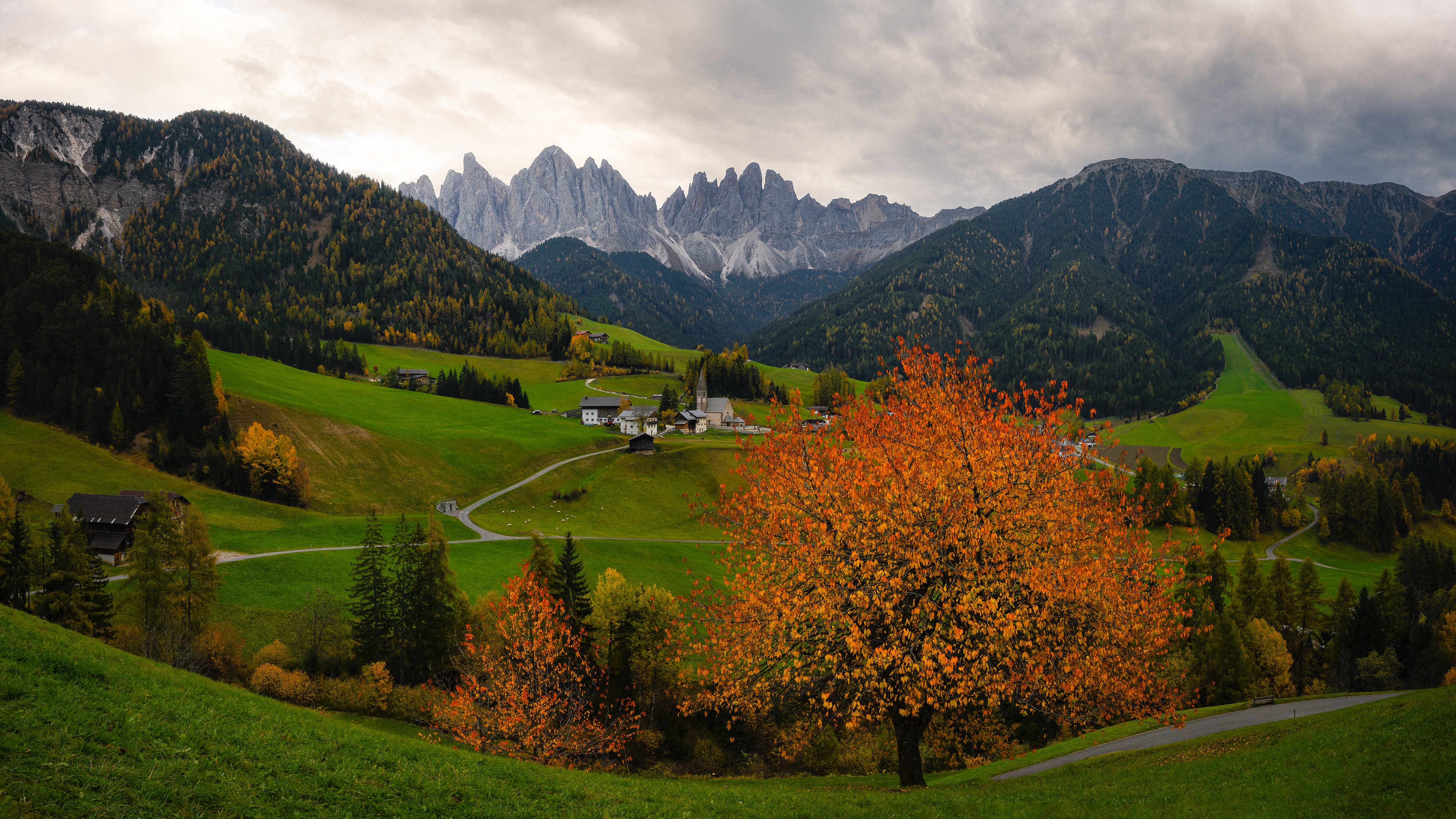 Handy-Wallpaper Herbst, Straße, Wald, Alpen, Dorf, Gebirge, Wolke, Menschengemacht kostenlos herunterladen.
