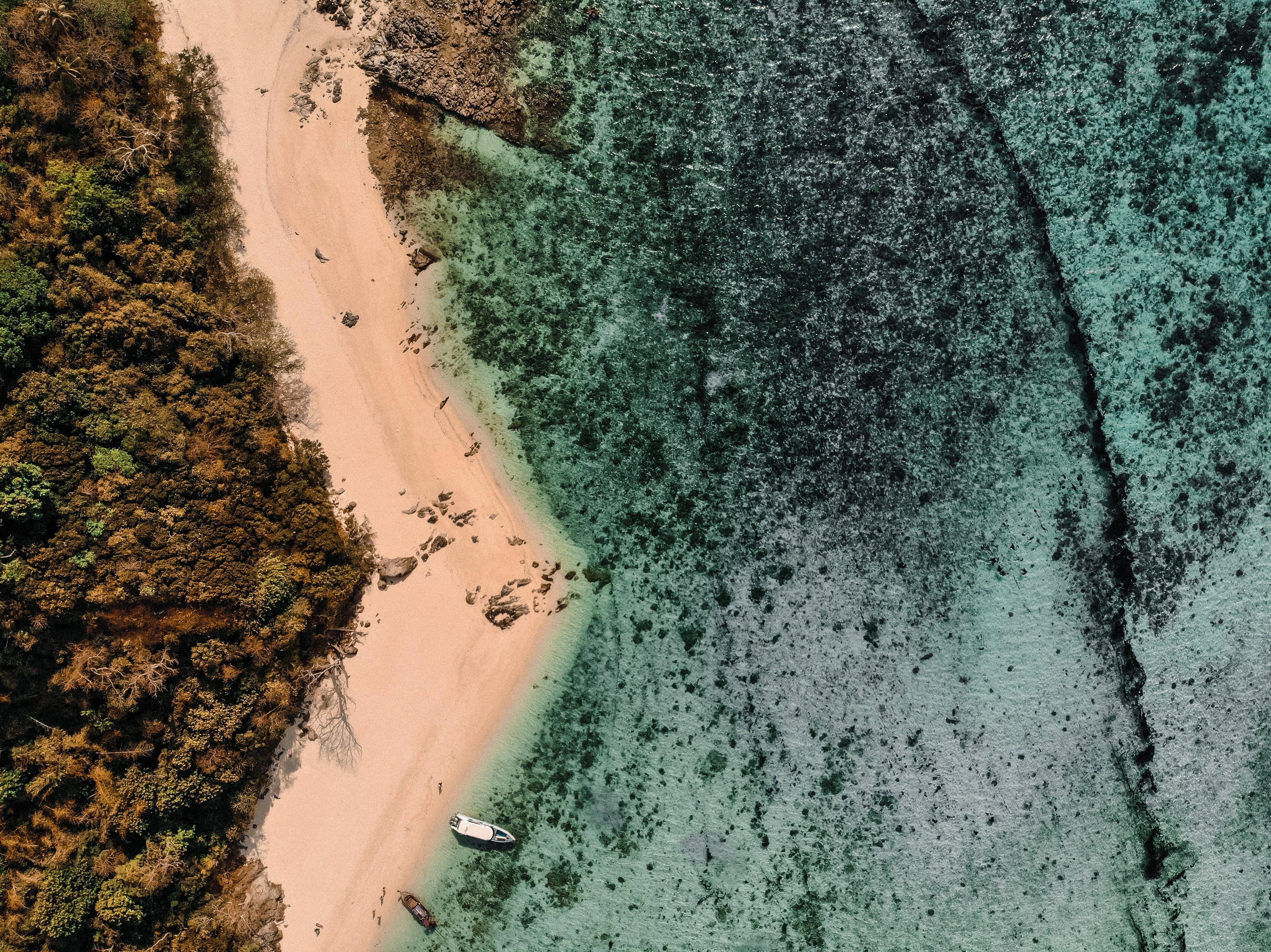 Descarga gratis la imagen Naturaleza, Vista Desde Arriba, Mar, Isla, Barcos, Playa en el escritorio de tu PC