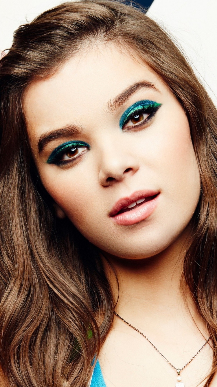 Download mobile wallpaper Face, Brunette, American, Celebrity, Brown Eyes, Actress, Hailee Steinfeld for free.