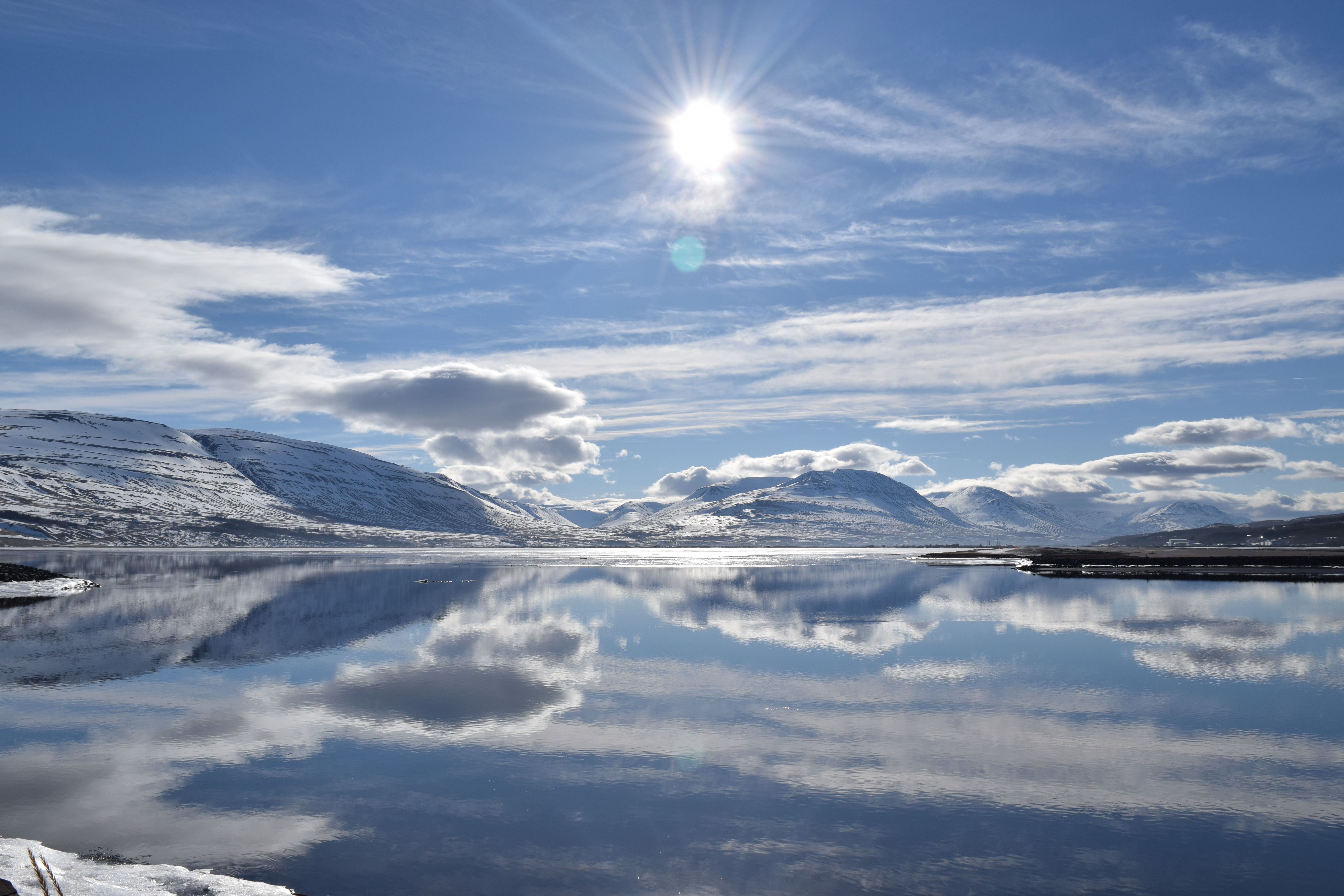 無料モバイル壁紙風景, 冬, 水, 雪, 湖, 山, 反射, 地球, アイスランド, 太陽, サンビーム, クラウドをダウンロードします。
