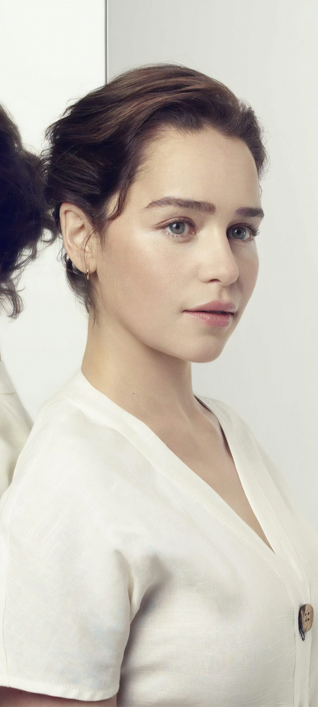 Baixar papel de parede para celular de Reflexão, Inglês, Morena, Espelho, Celebridade, Reflecção, Cabelo Castanho, Atriz, Emilia Clarke gratuito.