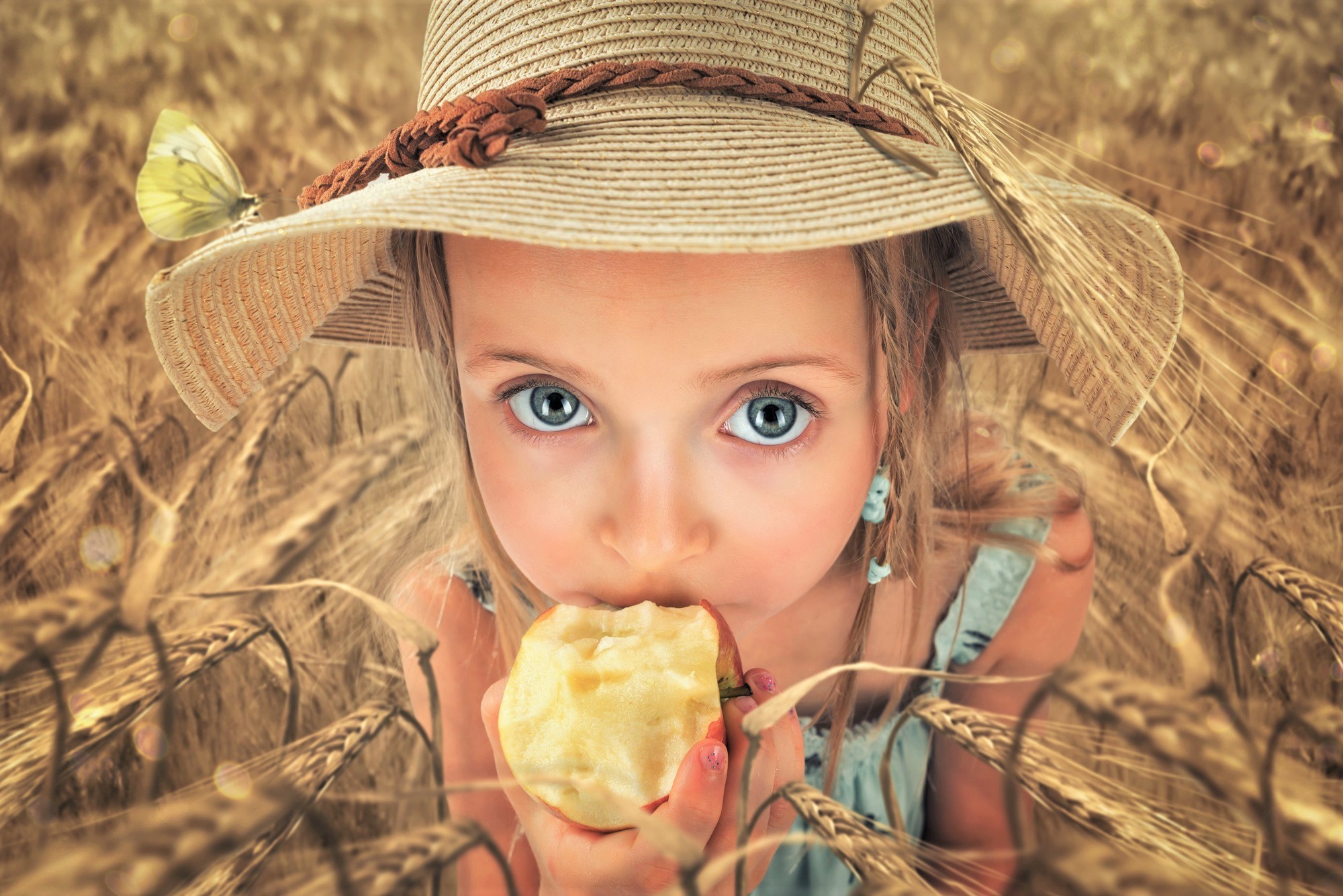 Handy-Wallpaper Weizen, Feld, Kind, Apfel, Gesicht, Hut, Fotografie, Blaue Augen, Kleines Mädchen kostenlos herunterladen.