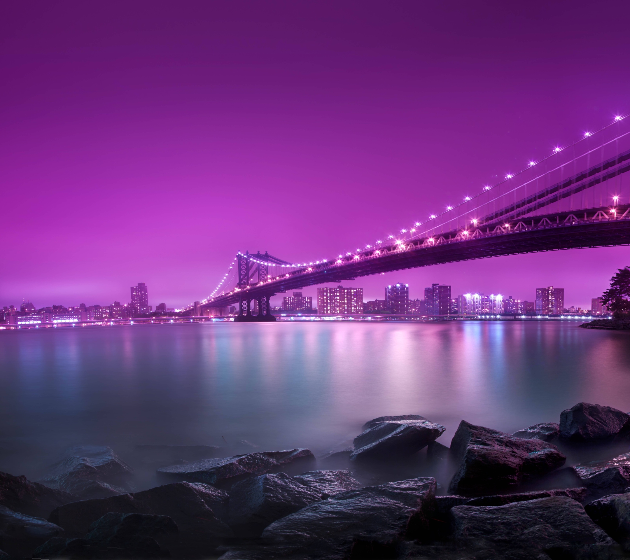 Скачать картинку Река, Мосты, Ночь, Город, Мост, Манхэттенский Мост, Пурпурный, Сделано Человеком в телефон бесплатно.