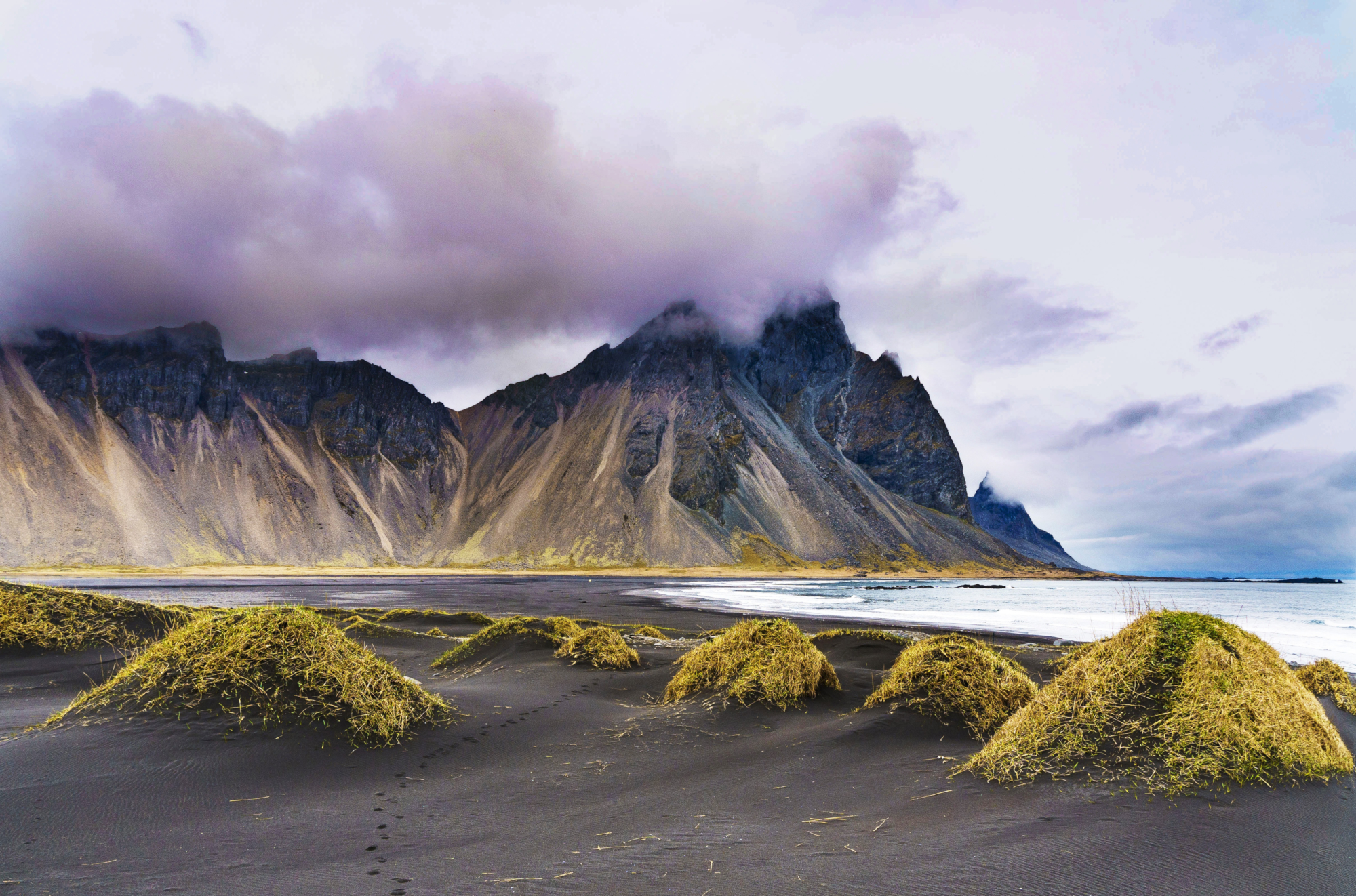Скачать картинку Горы, Облака, Гора, Исландия, Мыс, Ландшафт, Земля/природа, Вестрахорн, Гора Вестрахорн в телефон бесплатно.