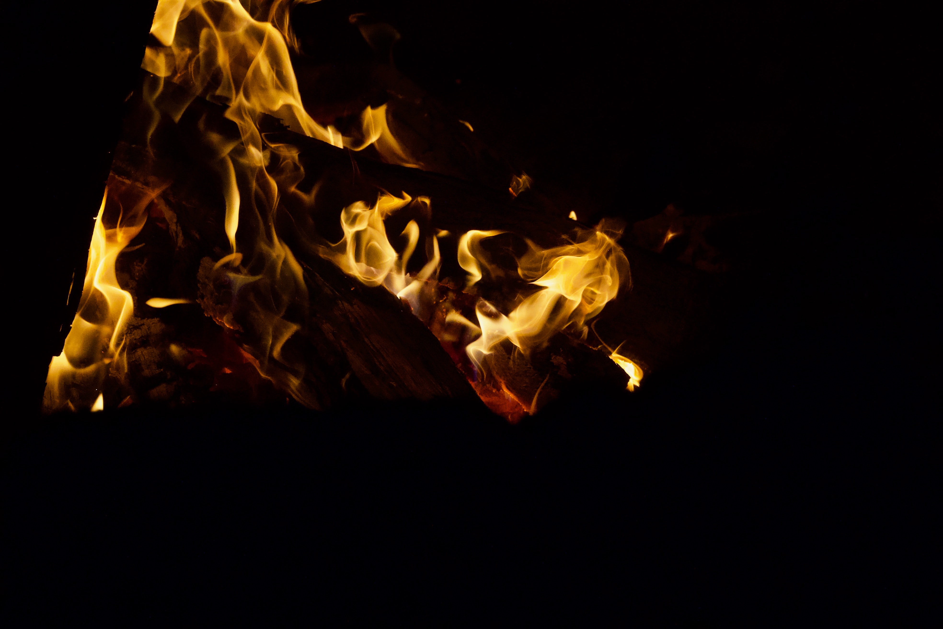Handy-Wallpaper Dunkel, Bonfire, Übernachtung, Das Schwarze, Flamme, Feuer kostenlos herunterladen.