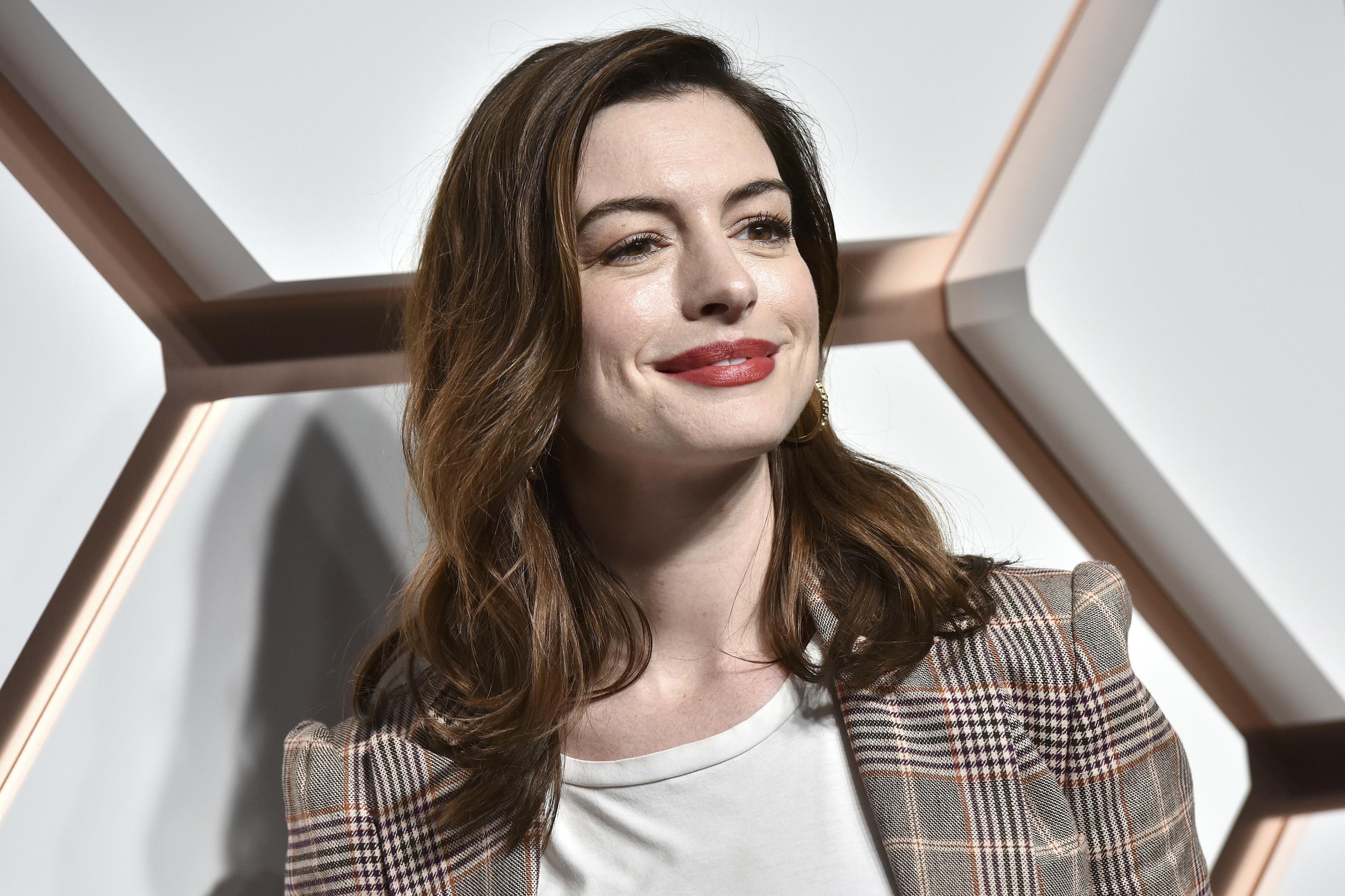 Download mobile wallpaper Anne Hathaway, Brunette, American, Celebrity, Brown Eyes, Actress, Lipstick for free.