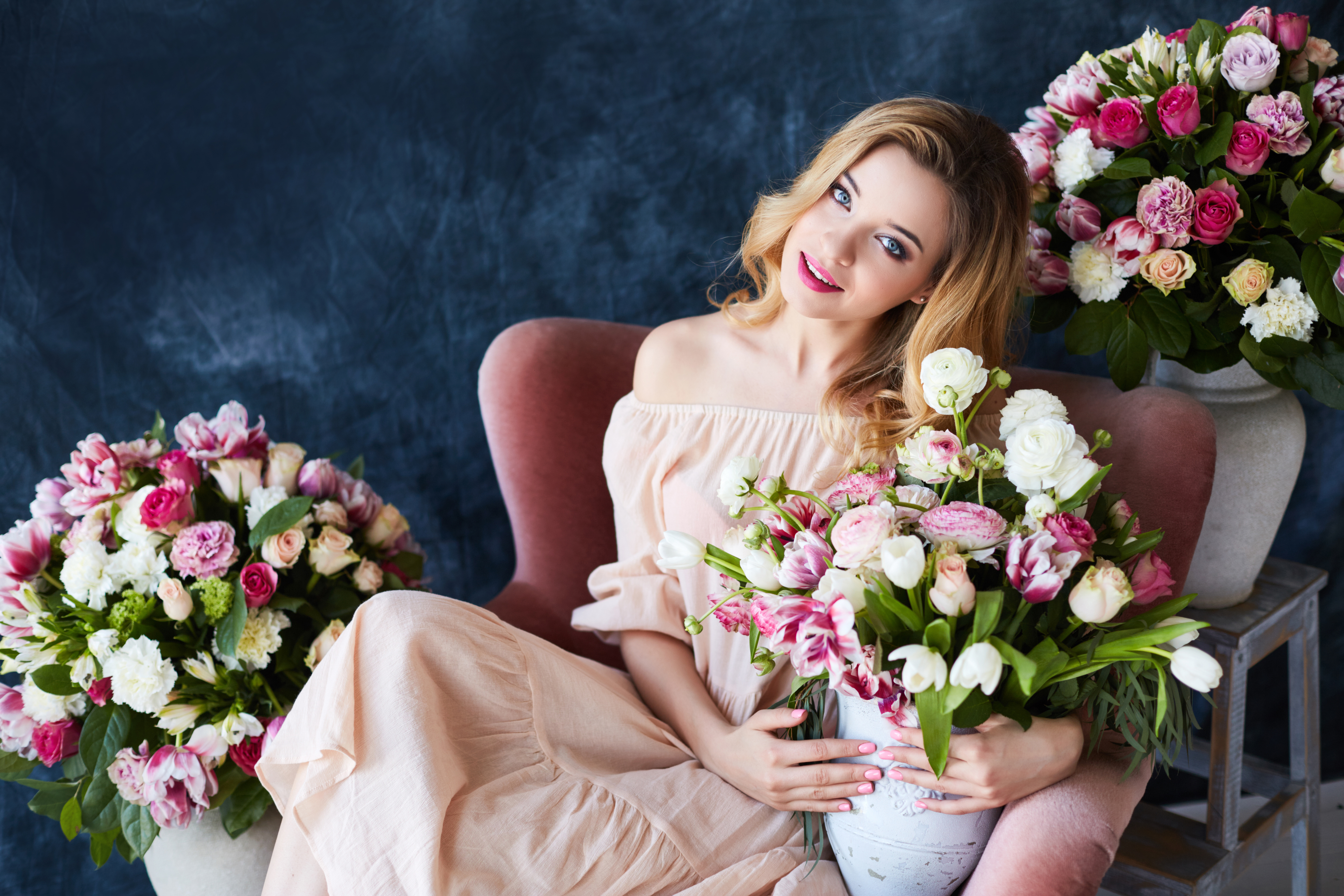 Handy-Wallpaper Blume, Strauß, Lächeln, Vase, Modell, Frauen, Blaue Augen, Blondinen, Lippenstift, Pinkes Kleid kostenlos herunterladen.
