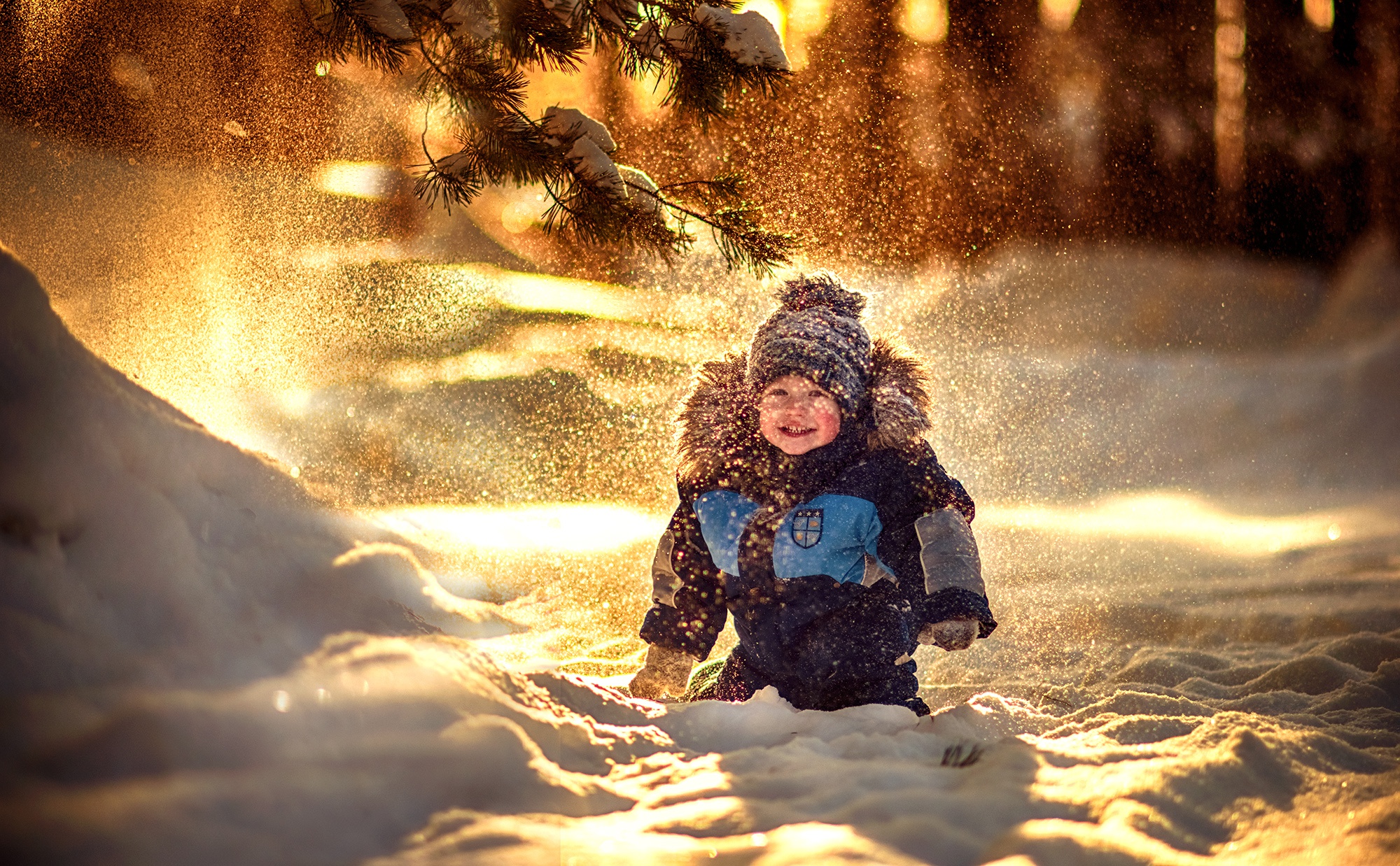 Скачать обои бесплатно Зима, Снег, Ребенок, Фотографии, Глубина Резкости, Маленький Мальчик картинка на рабочий стол ПК