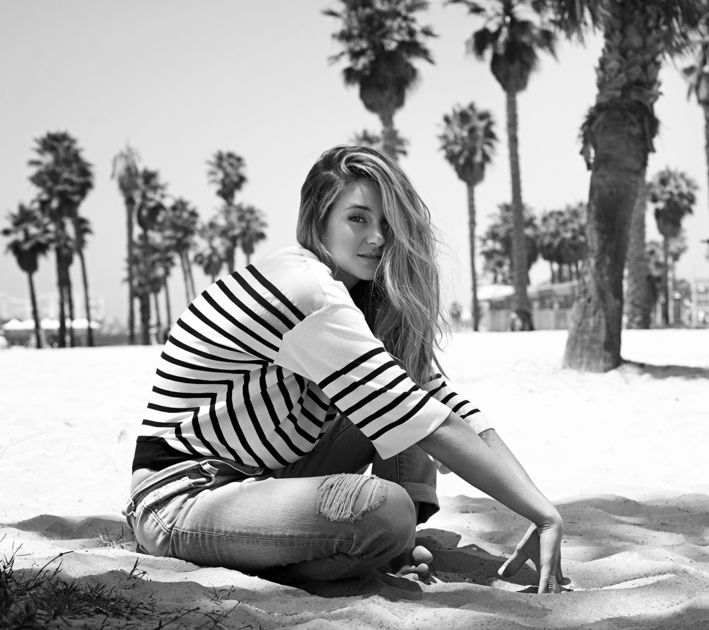 Download mobile wallpaper Sand, American, Celebrity, Black & White, Actress, Shailene Woodley for free.