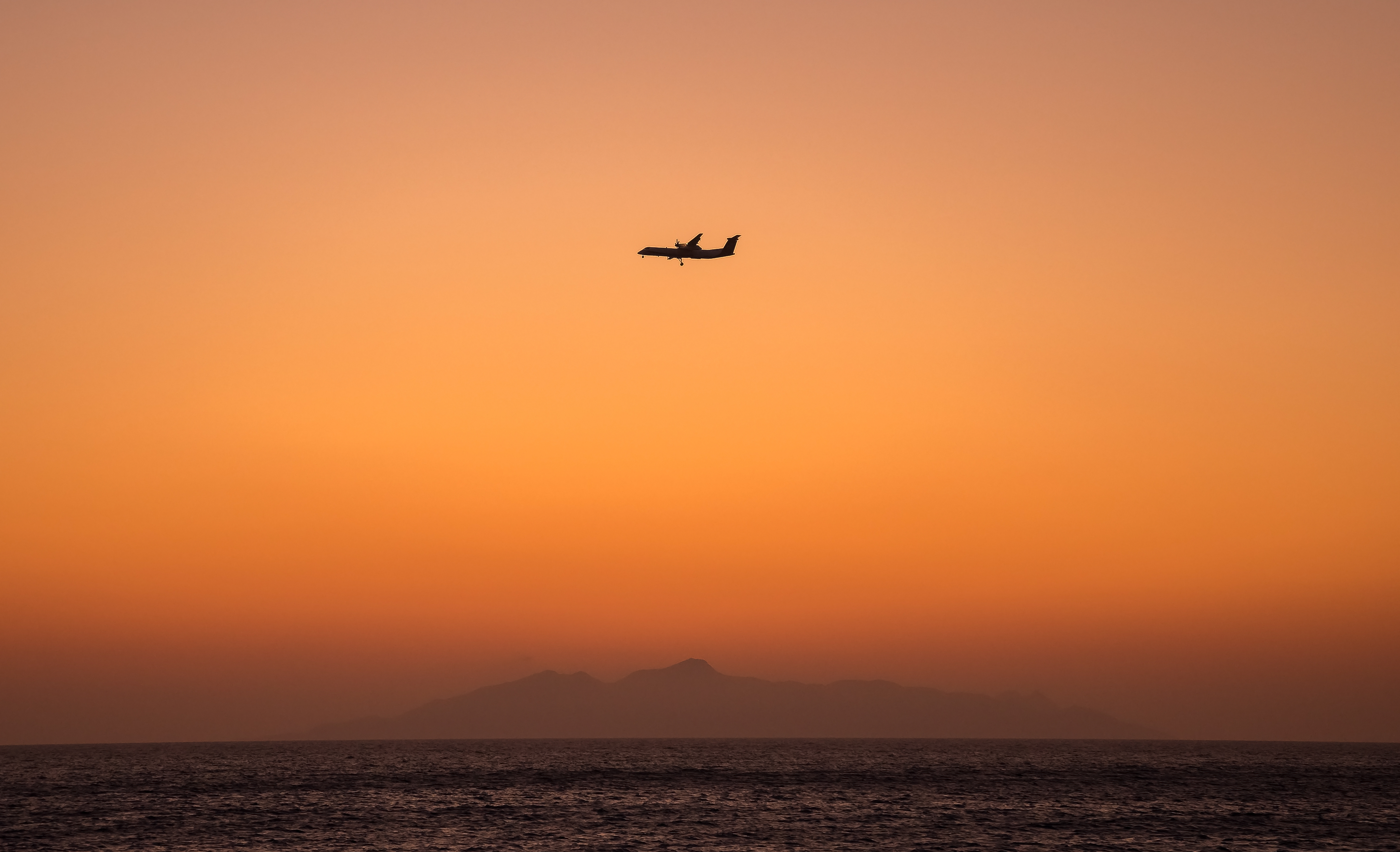 Скачать обои бесплатно Самолет, Небо, Сумерки, Остров, Природа, Море картинка на рабочий стол ПК