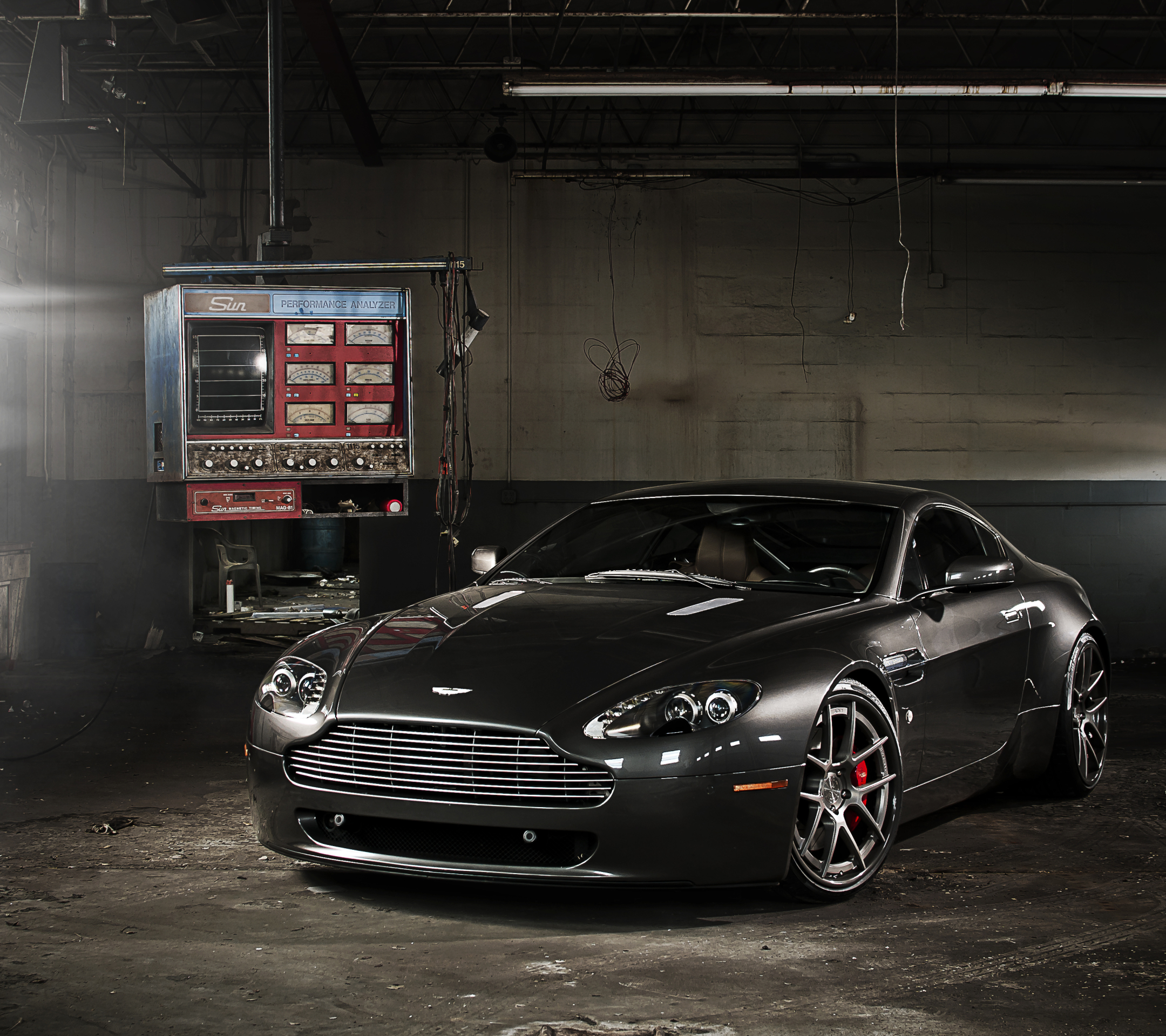 Laden Sie das Aston Martin, Fahrzeuge, Aston Martin V8 Vantage-Bild kostenlos auf Ihren PC-Desktop herunter