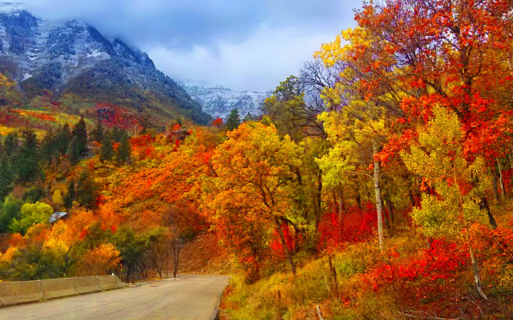 Handy-Wallpaper Herbst, Berg, Straße, Wald, Baum, Menschengemacht kostenlos herunterladen.