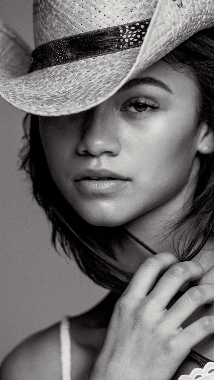 Download mobile wallpaper Monochrome, Hat, Celebrity, Black & White, Zendaya for free.