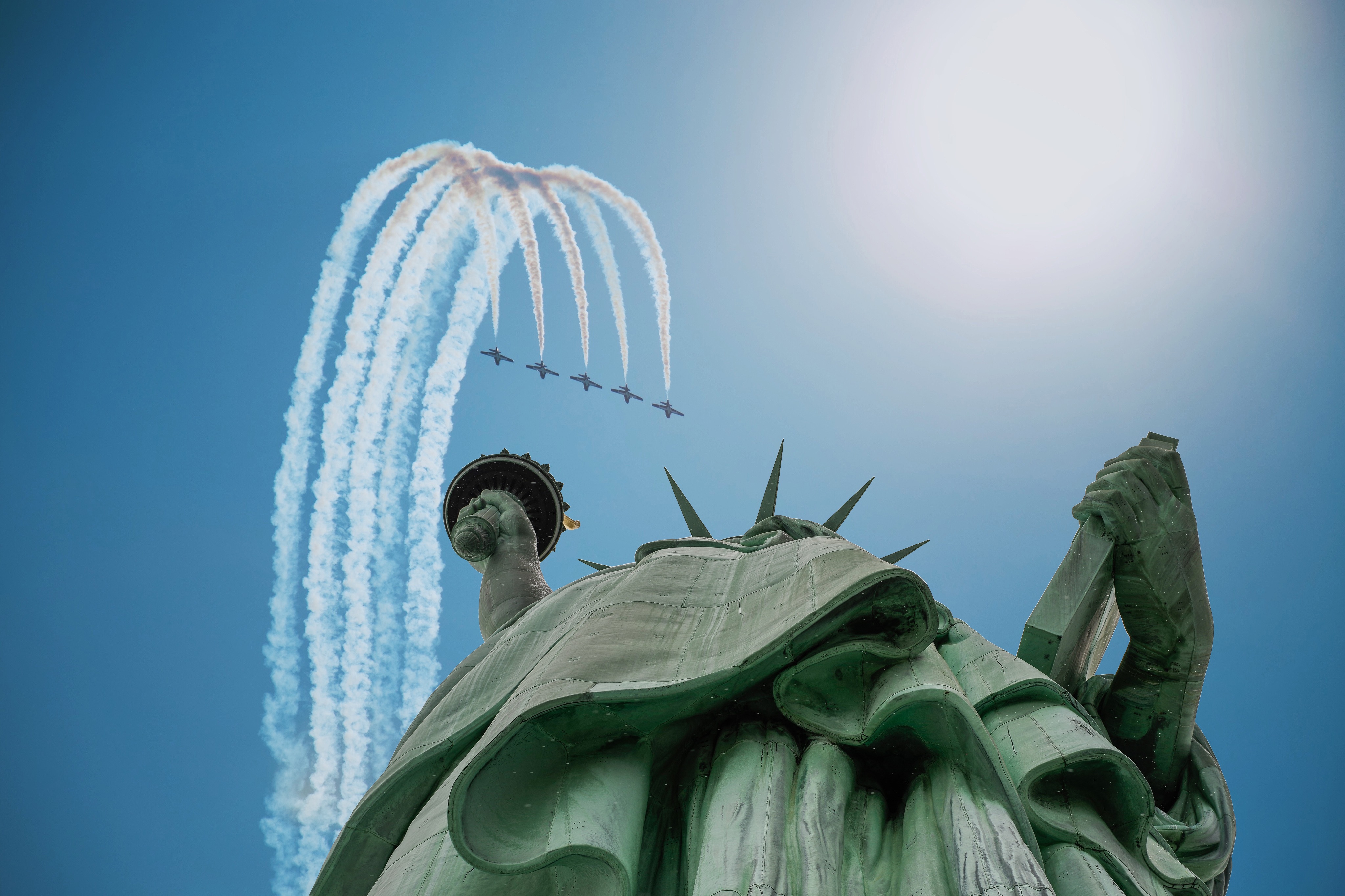 825870 скачать картинку сделано человеком, статуя свободы, воздушное шоу, небо, дым, статуя - обои и заставки бесплатно