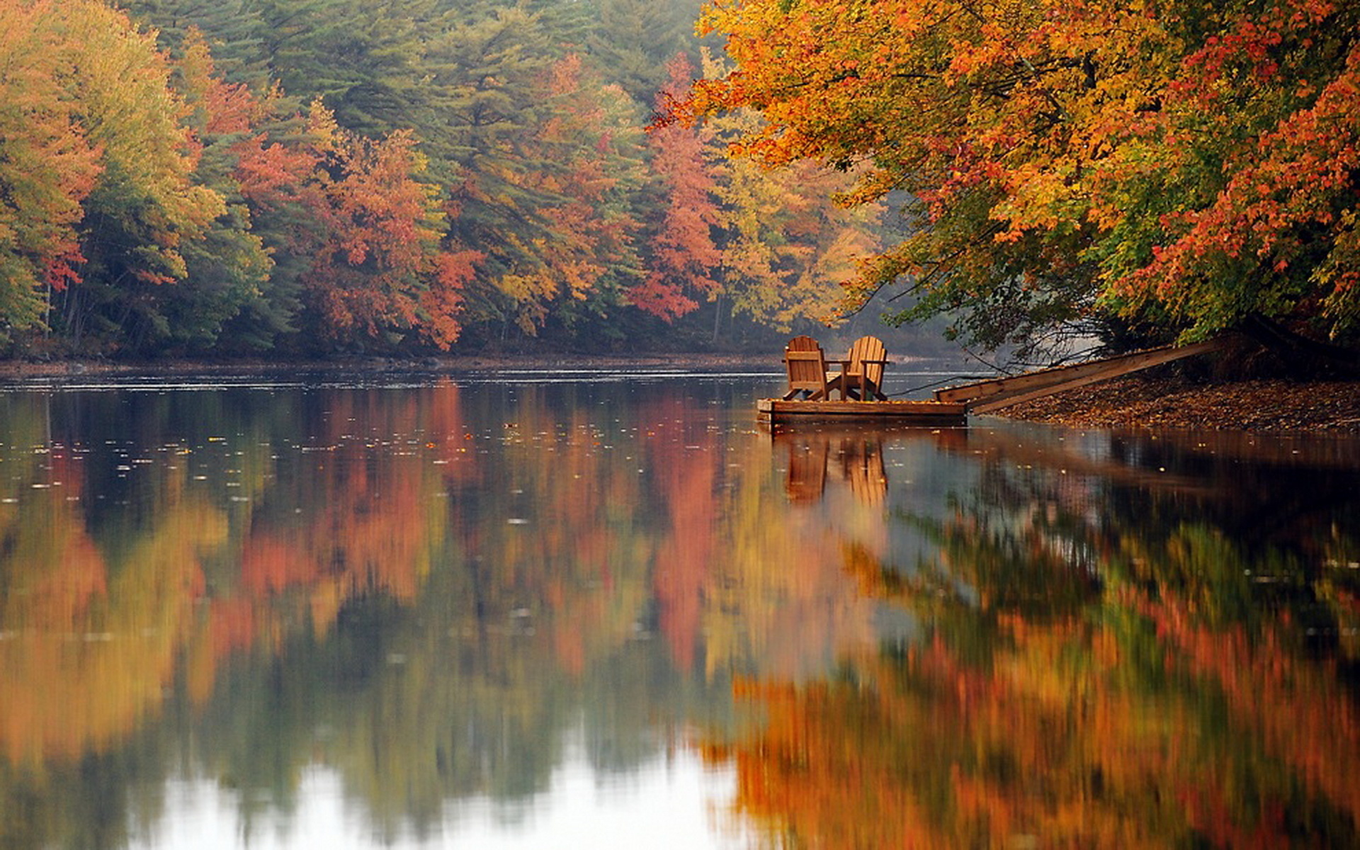 Скачать картинку Осень, Озеро, Отражение, Лес, Стул, Дерево, Земля, Фотографии в телефон бесплатно.