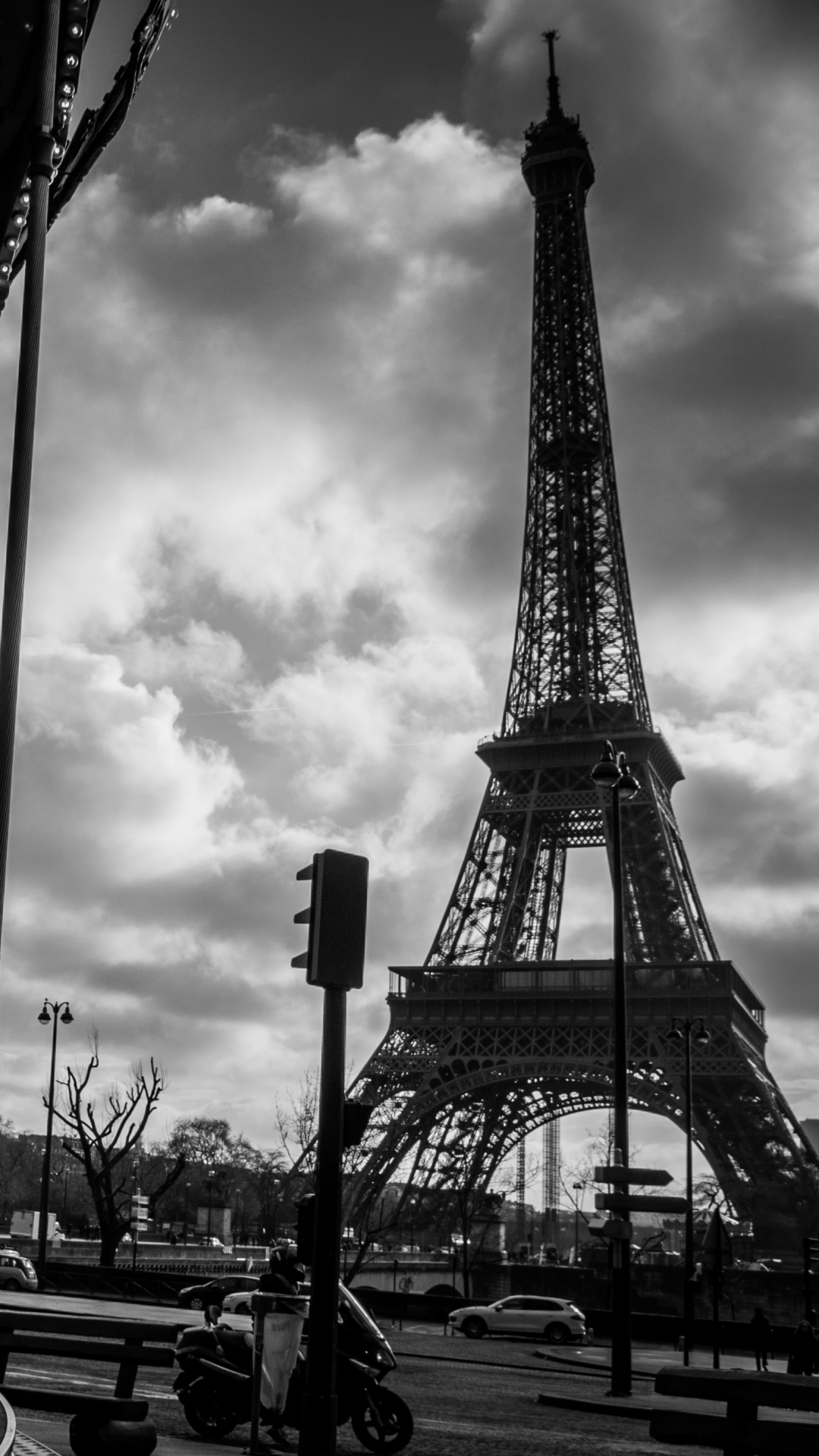 1097295 скачать обои черно белый, сделано человеком, эйфелева башня, франция, карусель, париж, чёрно белое, памятники - заставки и картинки бесплатно