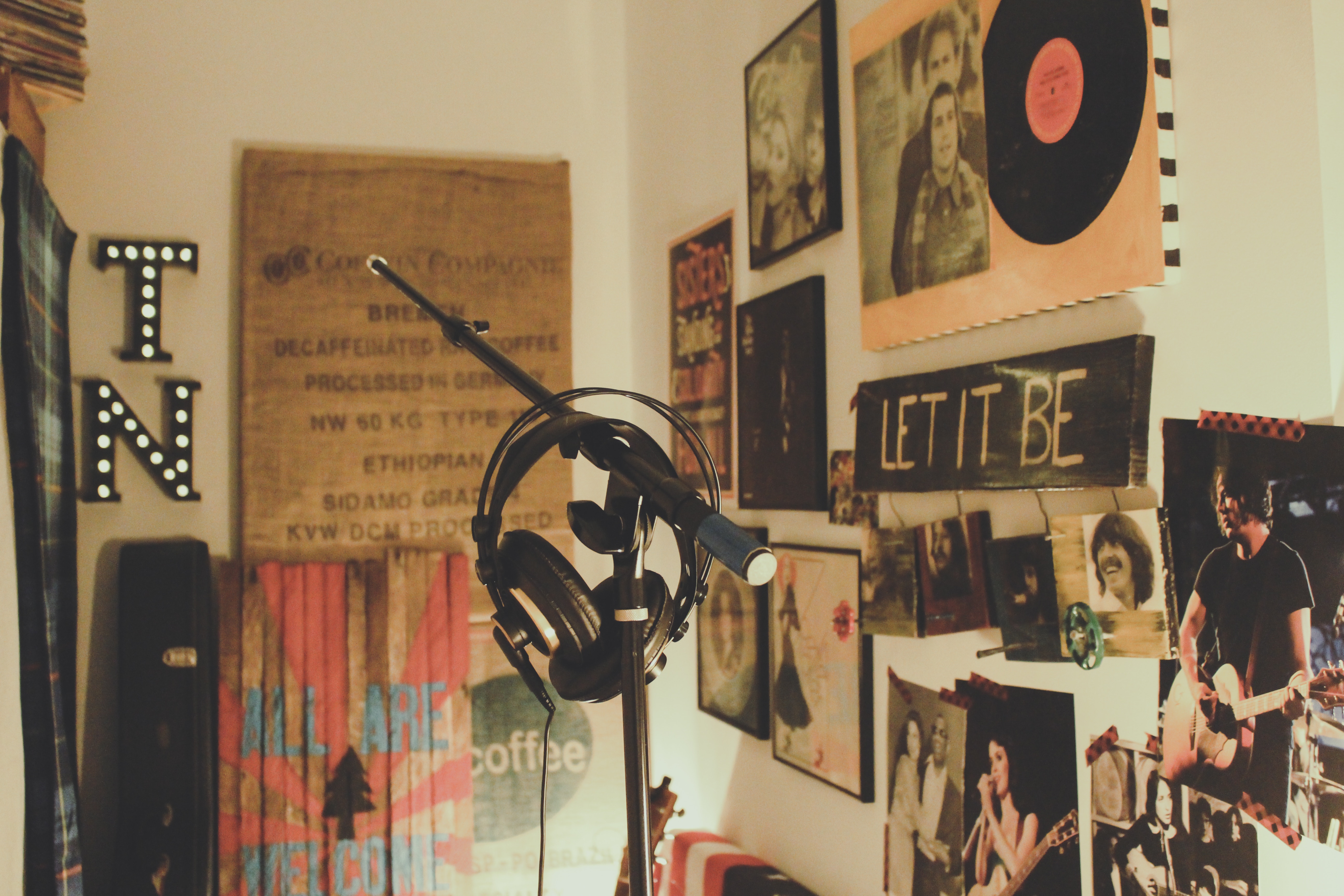 Horizontal Wallpaper headphones, music, room, microphone, musical equipment