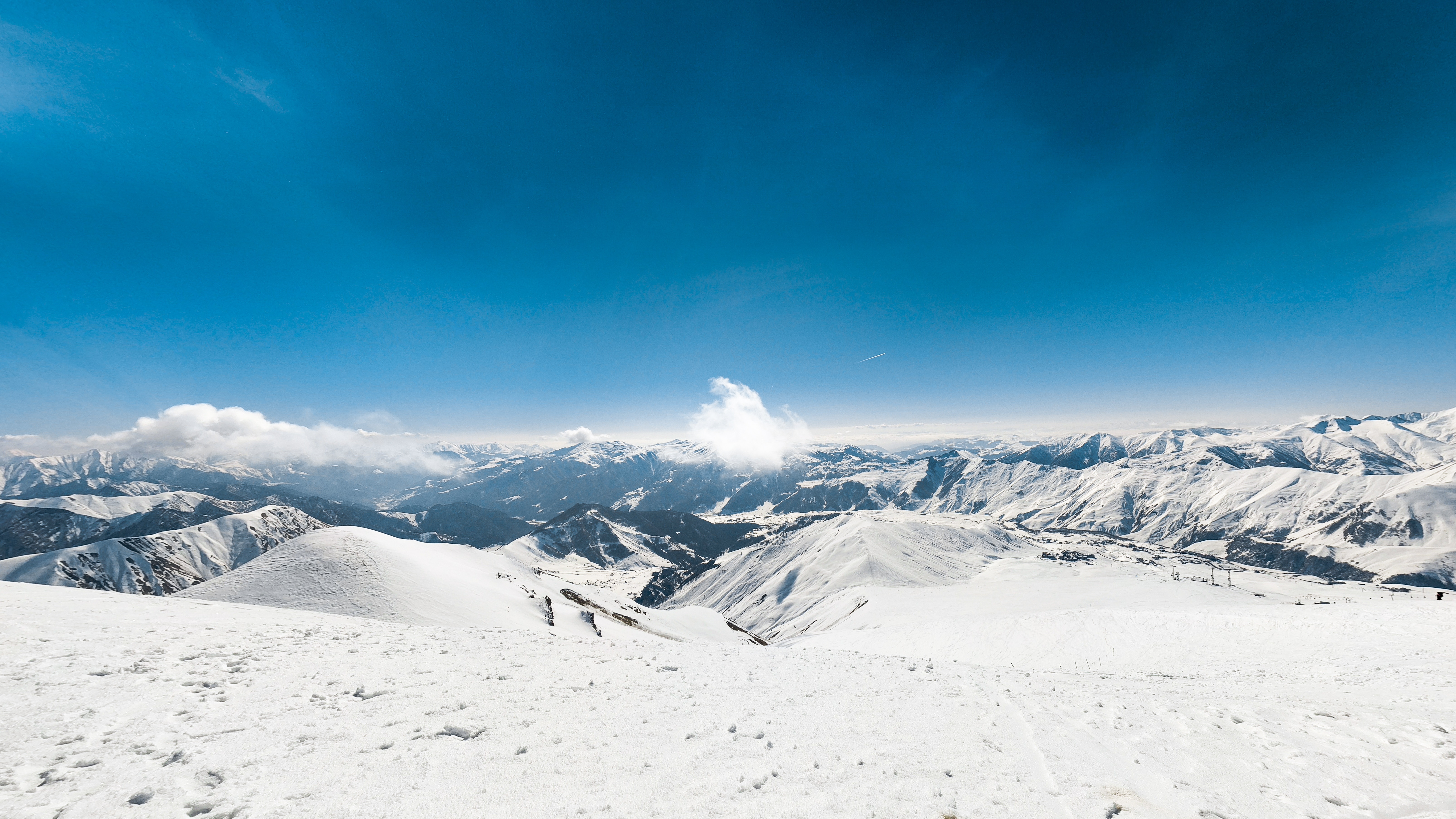 107694 descargar fondo de pantalla naturaleza, cielo, montañas, vértice, arriba, cubierto de nieve, nevado, georgia: protectores de pantalla e imágenes gratis