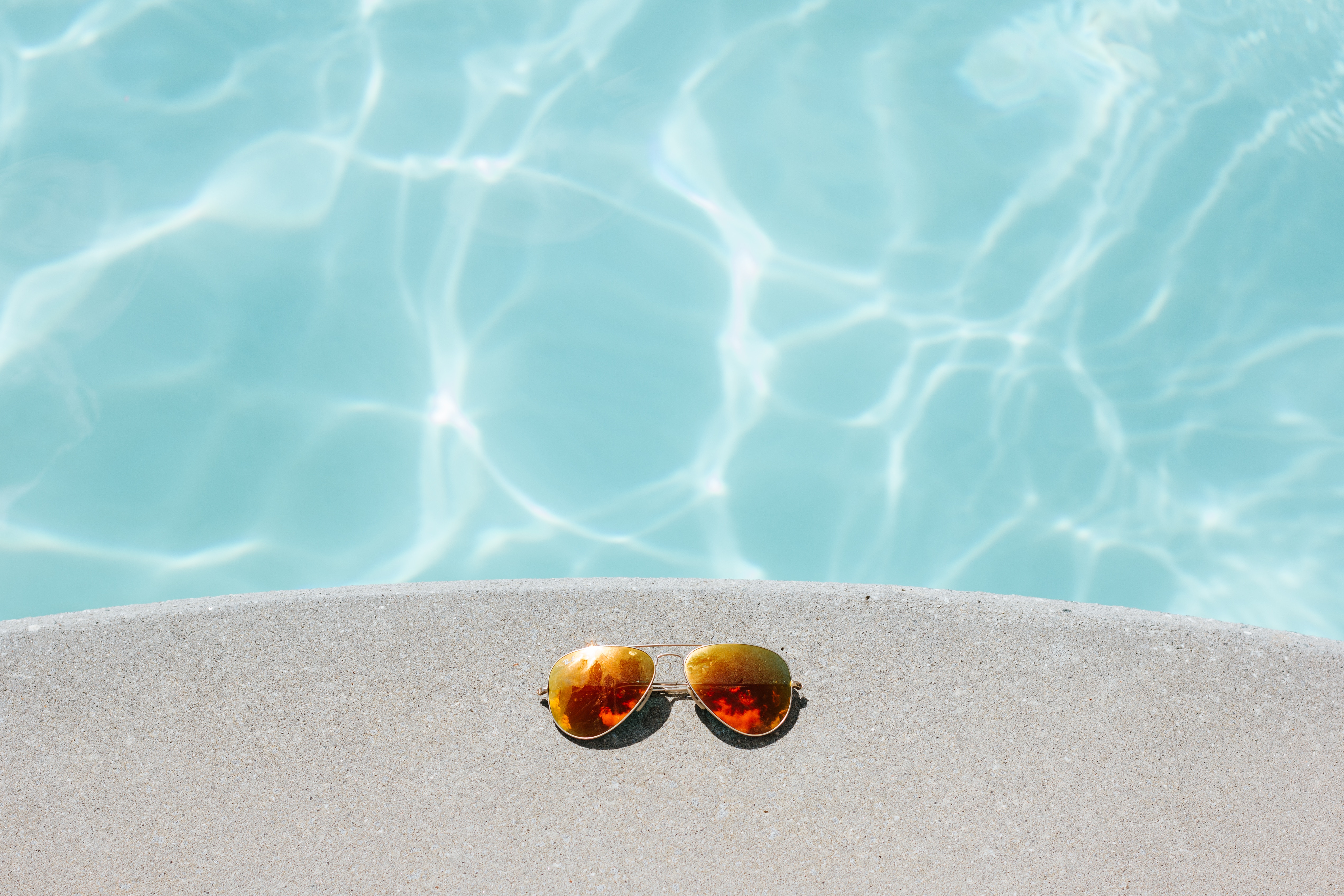 133290 скачать обои бассейн, солнцезащитные очки, разное, вода, очки - заставки и картинки бесплатно