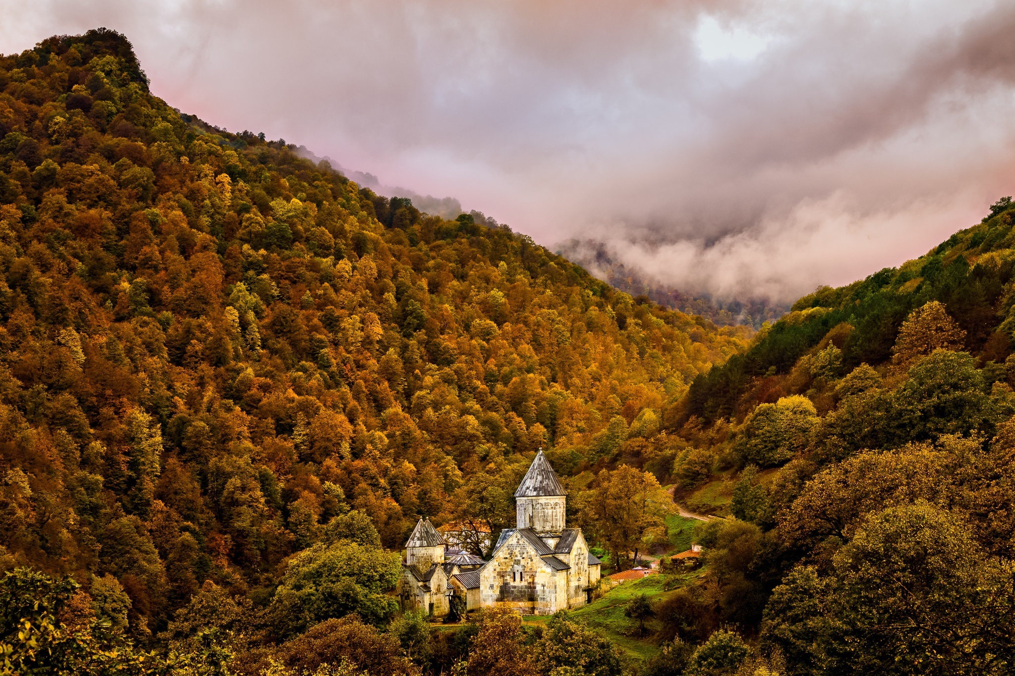 Baixe gratuitamente a imagem Outono, Floresta, Árvore, Construção, Igreja, Igrejas, Neblina, Religioso na área de trabalho do seu PC