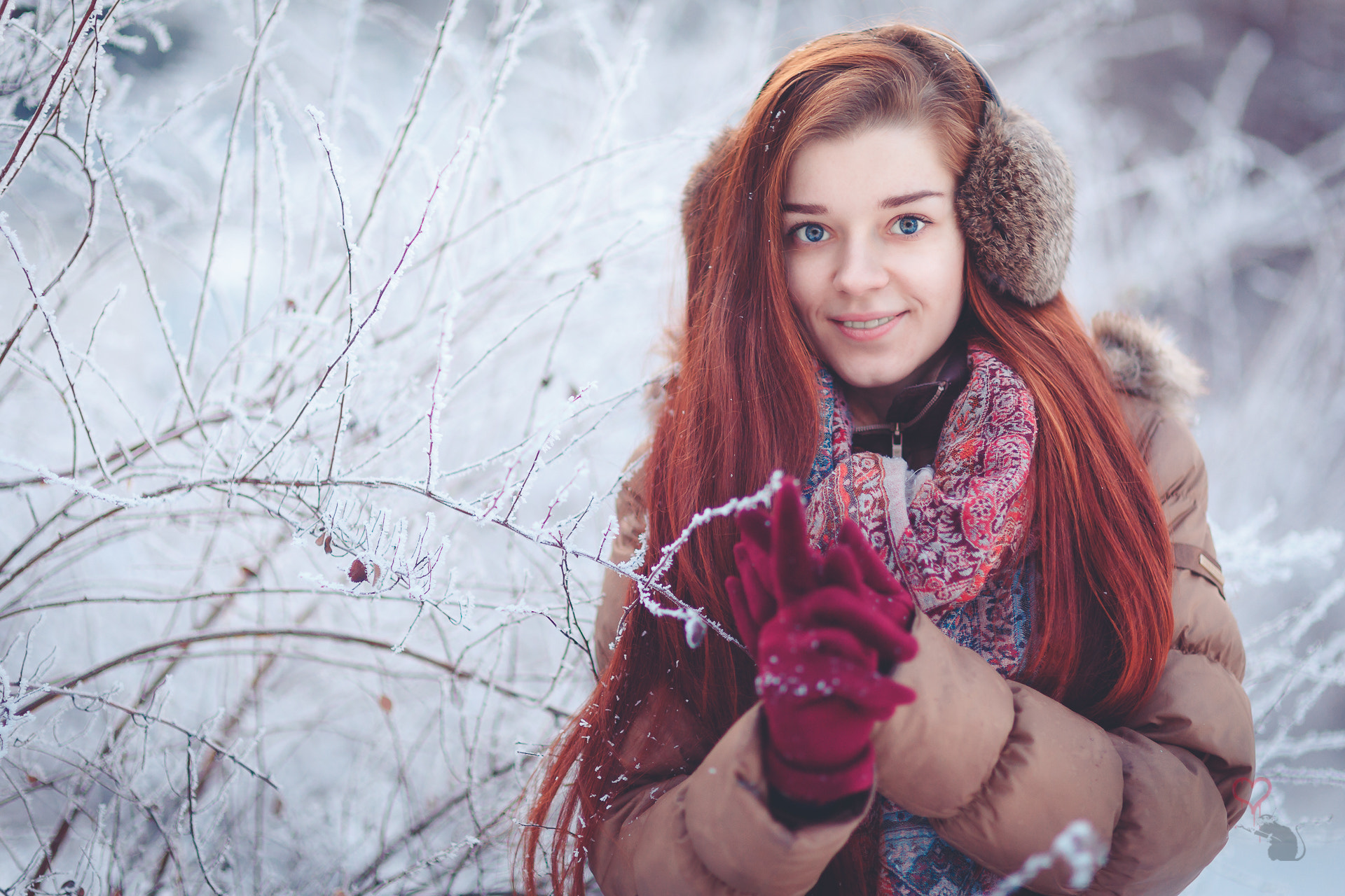 Baixar papel de parede para celular de Inverno, Sorriso, Ruiva, Olhos Azuis, Luva, Modelo, Mulheres, Cabelo Longo gratuito.