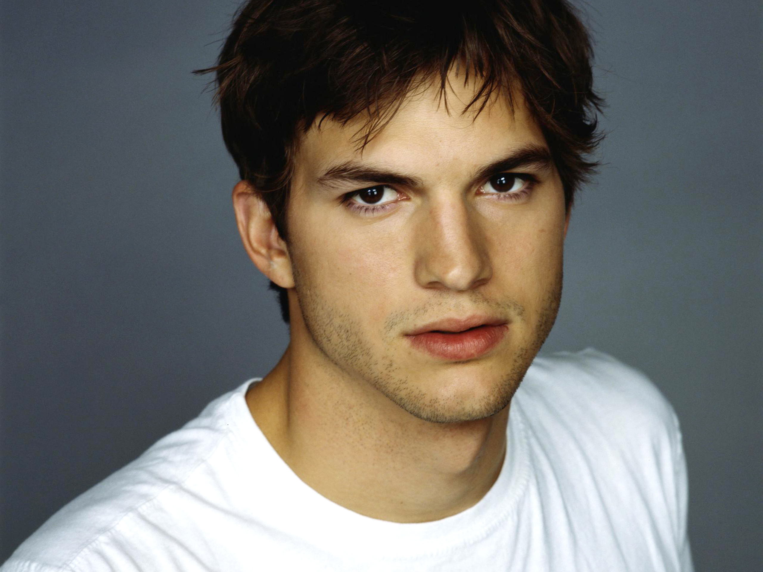Melhores papéis de parede de Ashton Kutcher para tela do telefone