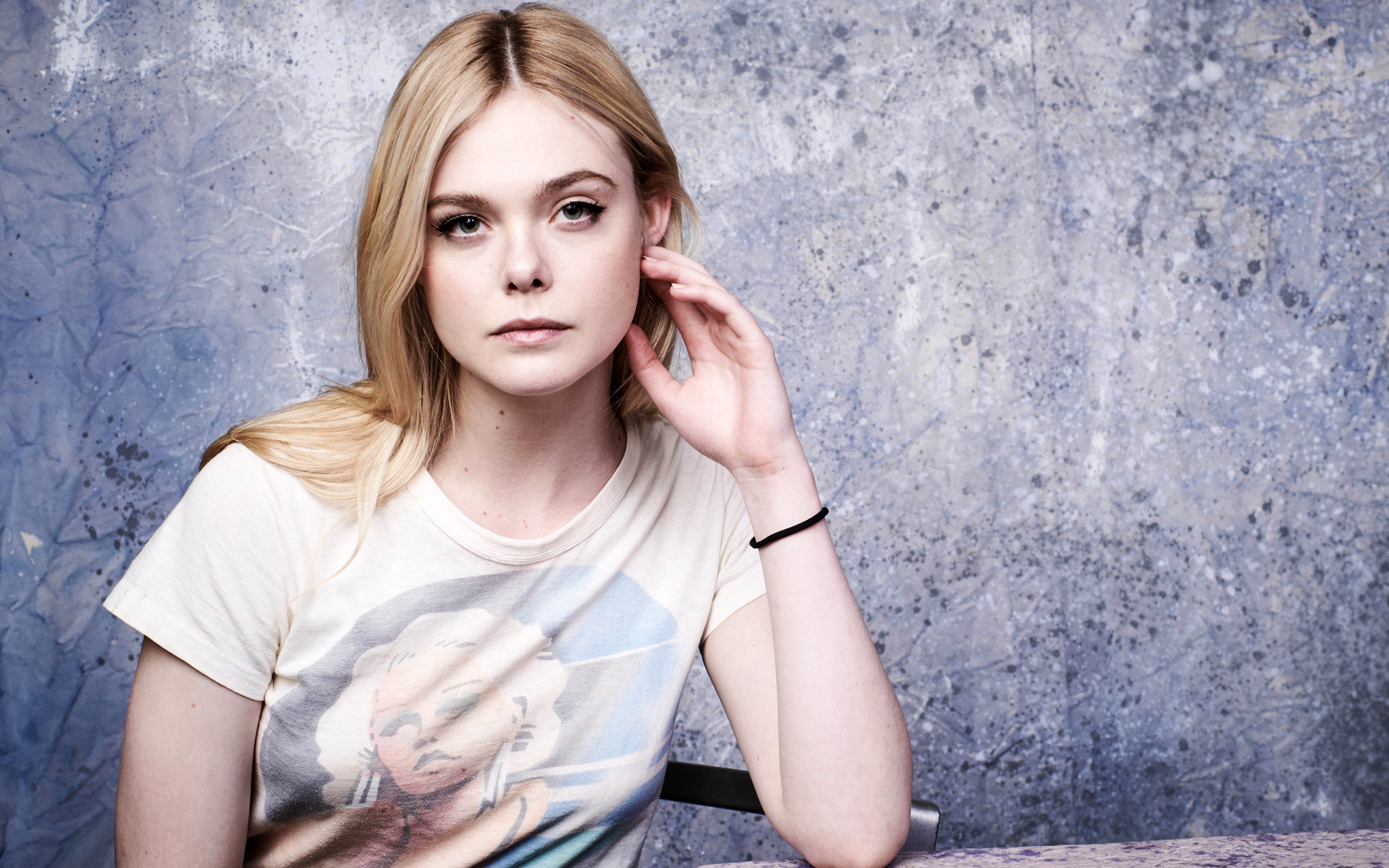 Download mobile wallpaper Blonde, American, Celebrity, Long Hair, Actress, Elle Fanning for free.